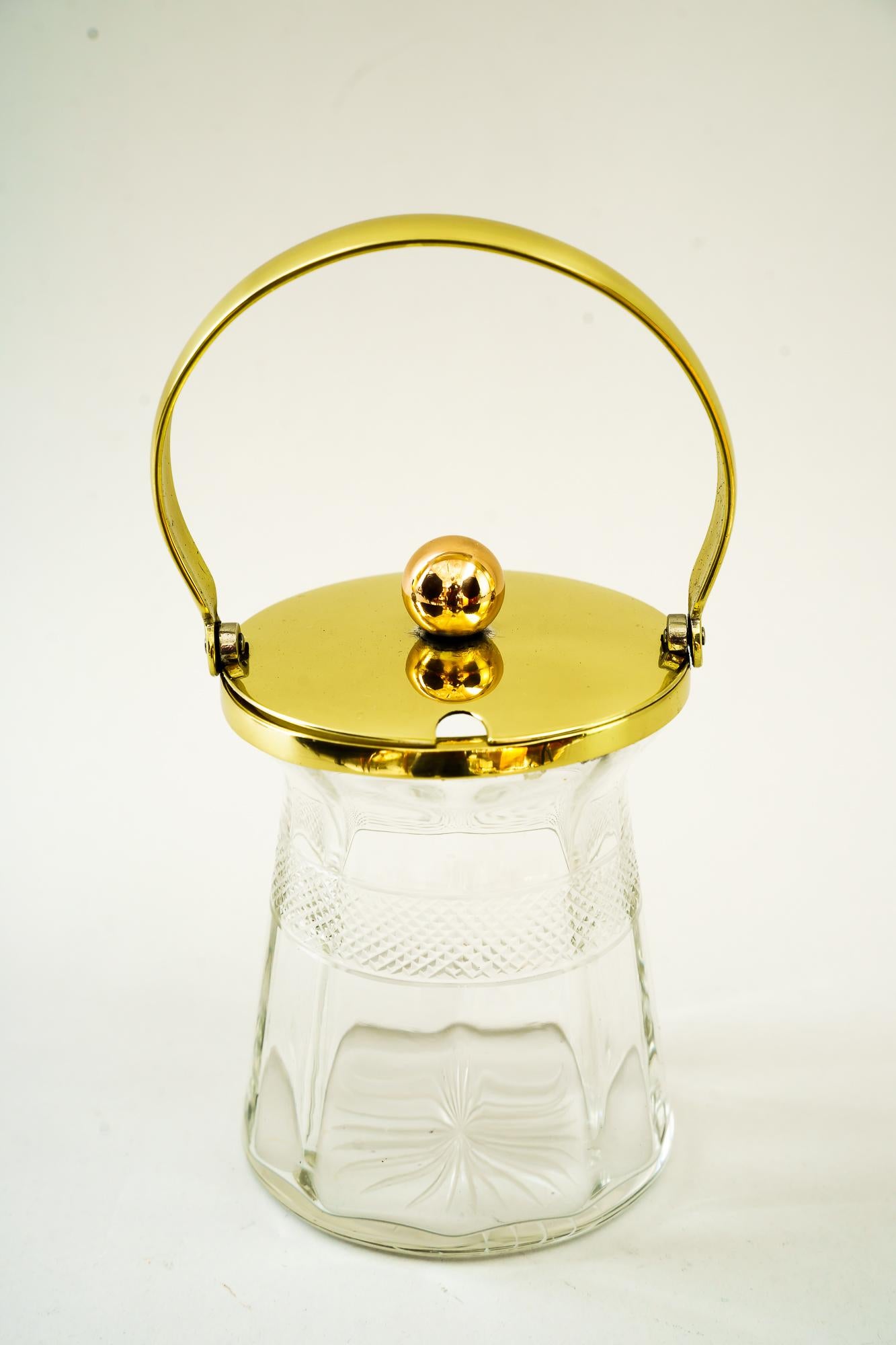 Art Deco Zuckerdose mit Messing und geschliffenem Glas um 1920
Messingteile poliert und einbrennlackiert.