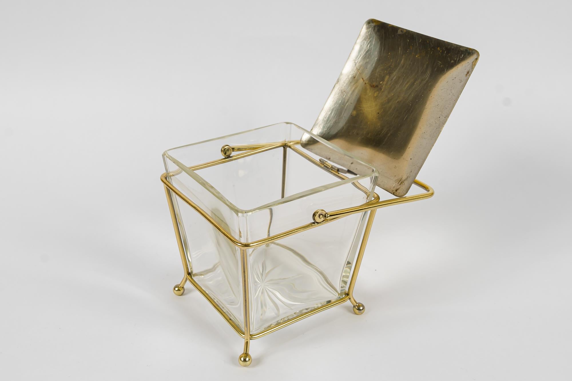 Début du 20ème siècle Sucrier Art déco avec pièces en verre et en laiton d'origine viennoise vers les années 1920 en vente