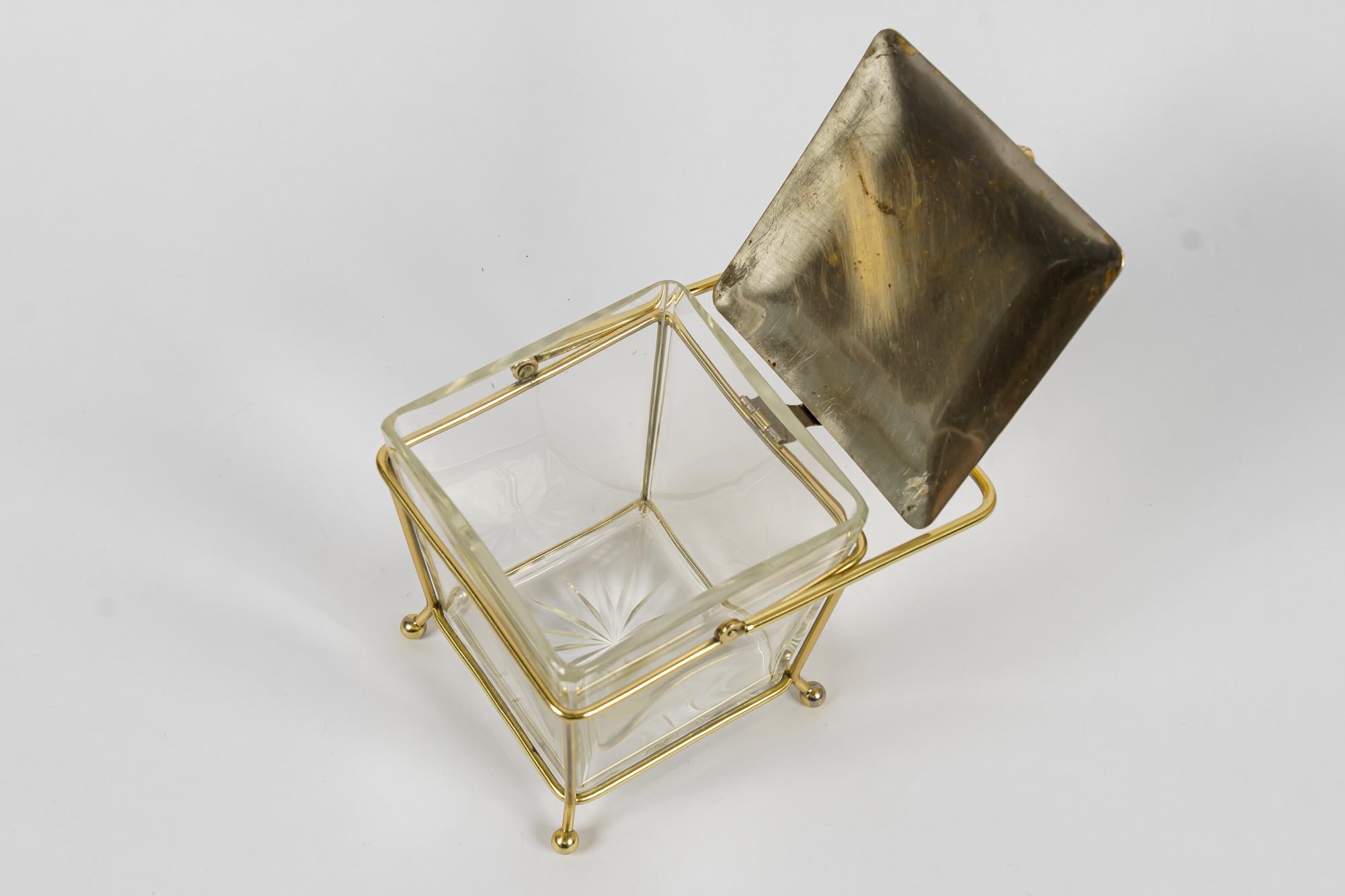 Laiton Sucrier Art déco avec pièces en verre et en laiton d'origine viennoise vers les années 1920 en vente