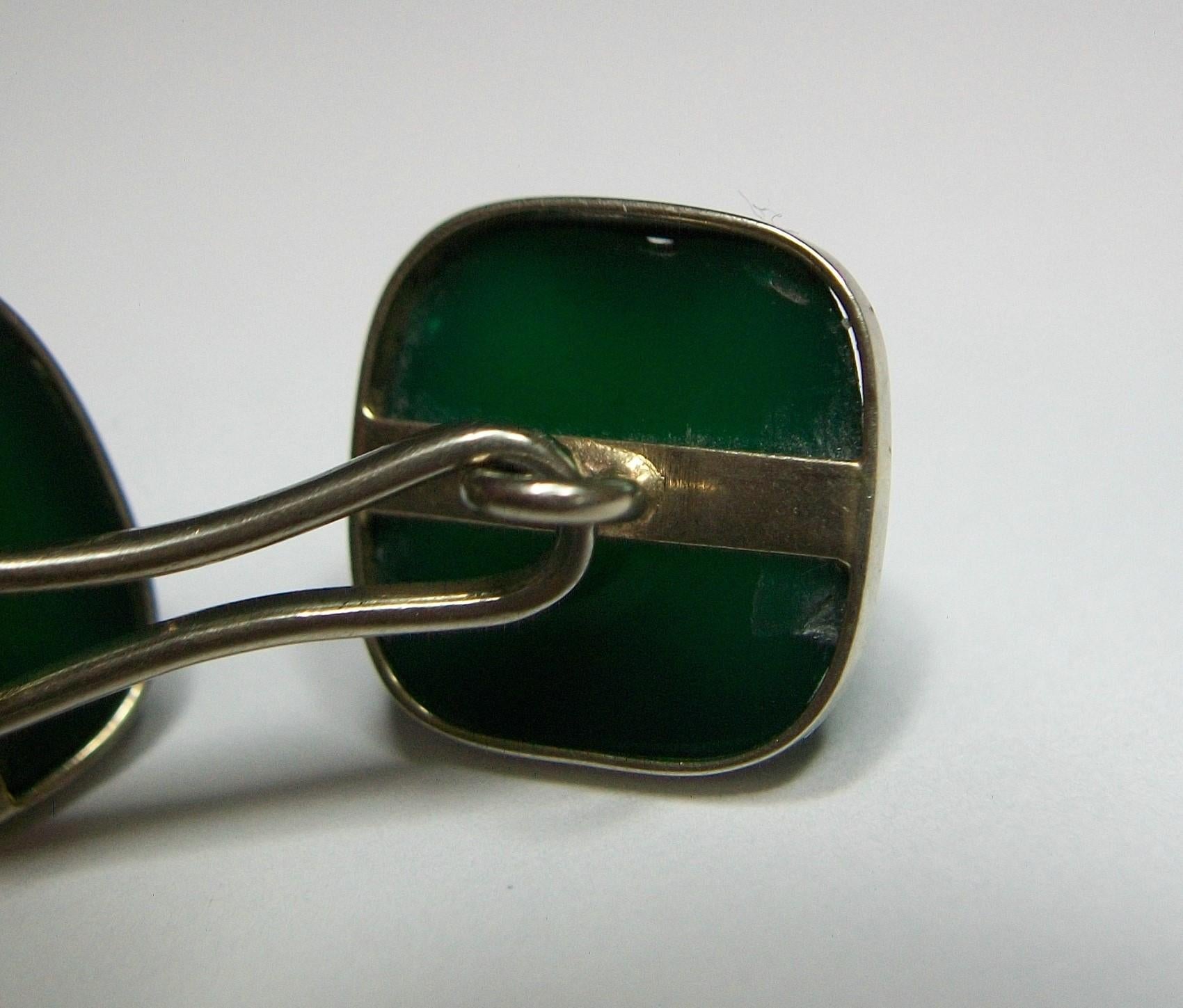 Art Deco Zuckerhut Chrysopras & 18K Weißgold Manschettenknöpfe - Frankreich - CIRCA 1925 im Angebot 5