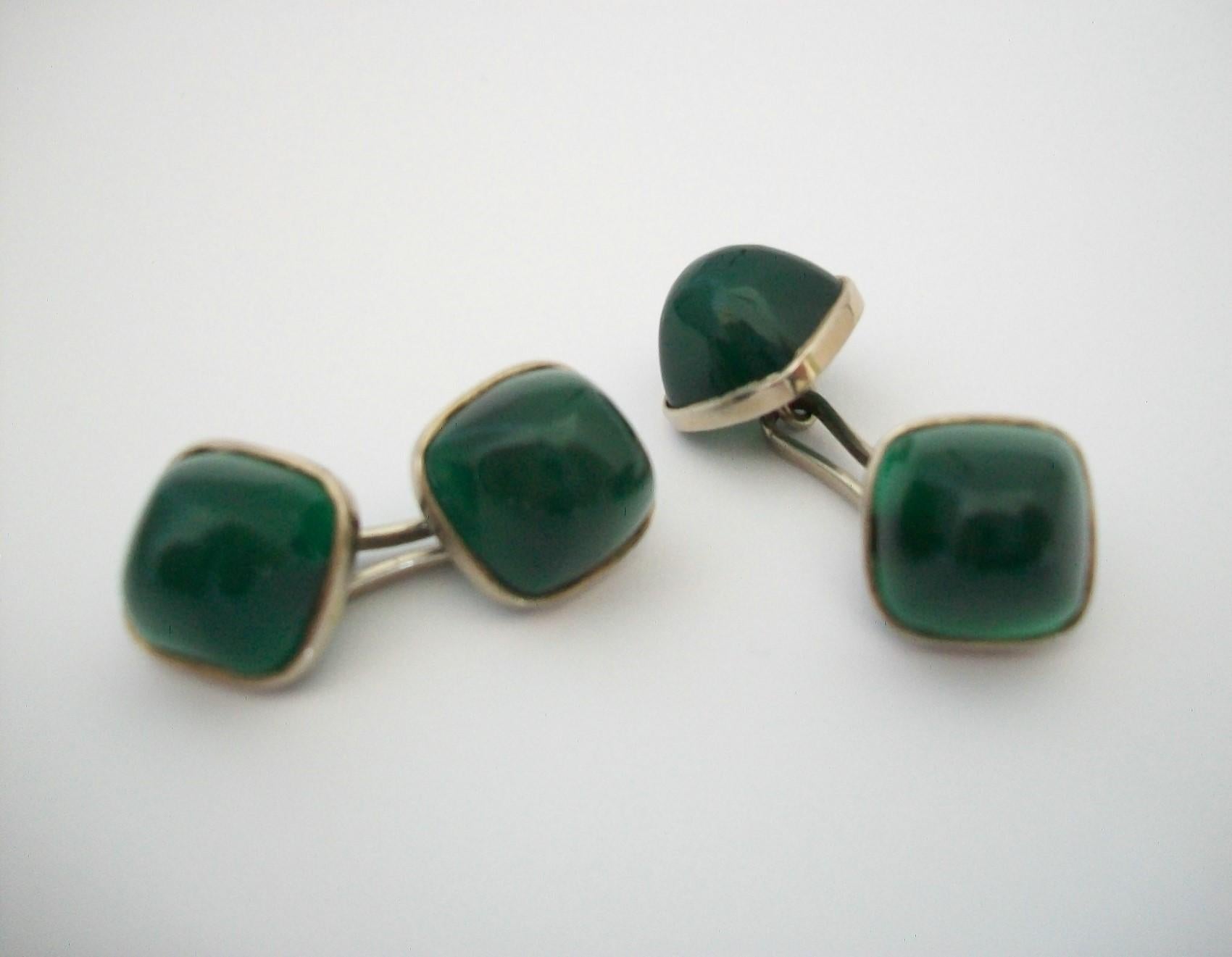 Art Deco Sugarloaf Chrysoprase & 18K White Gold Cufflinks - France - Circa 1925 In Good Condition For Sale In Chatham, CA