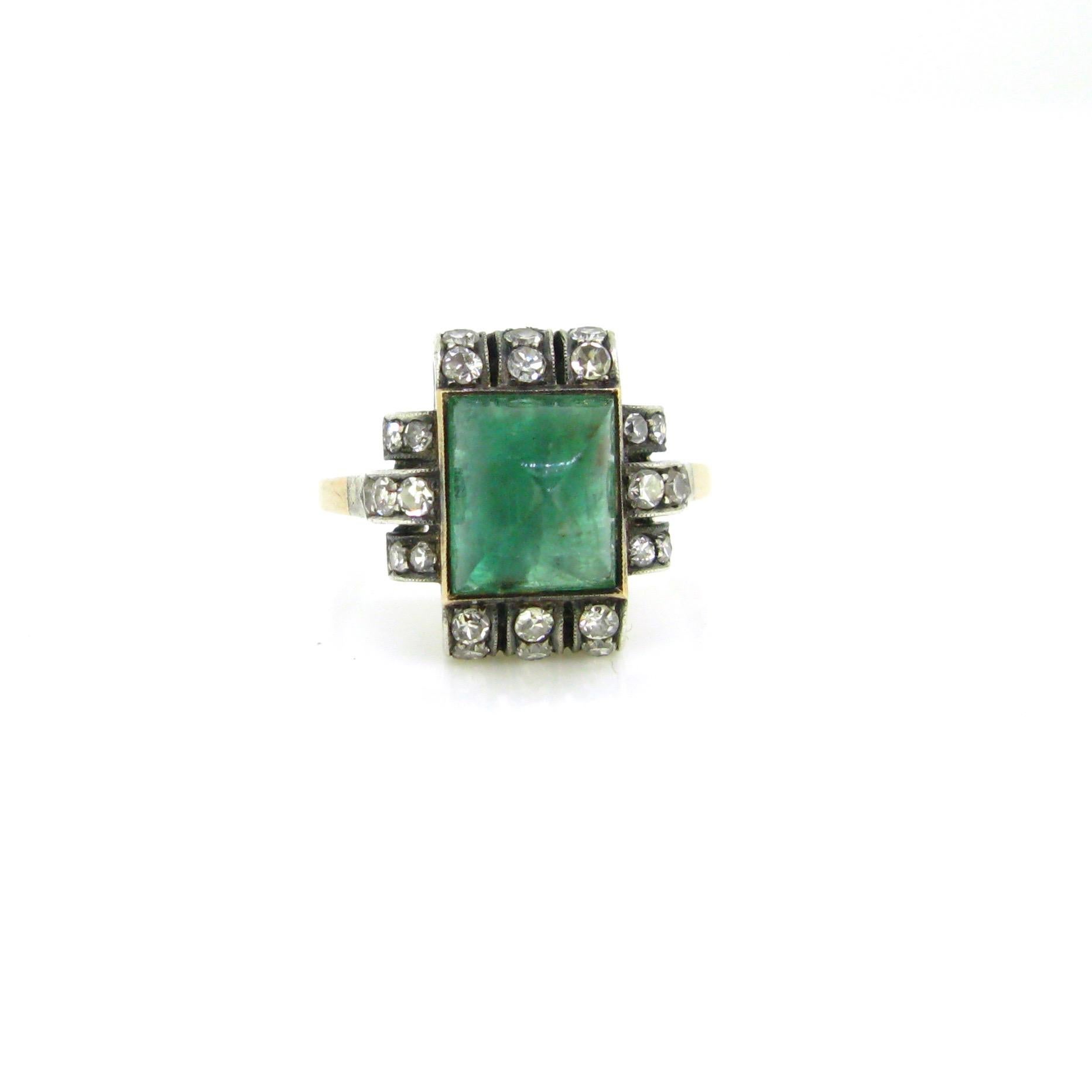 Art Deco Sugarloaf Emerald and Diamonds Ring In Good Condition In London, GB