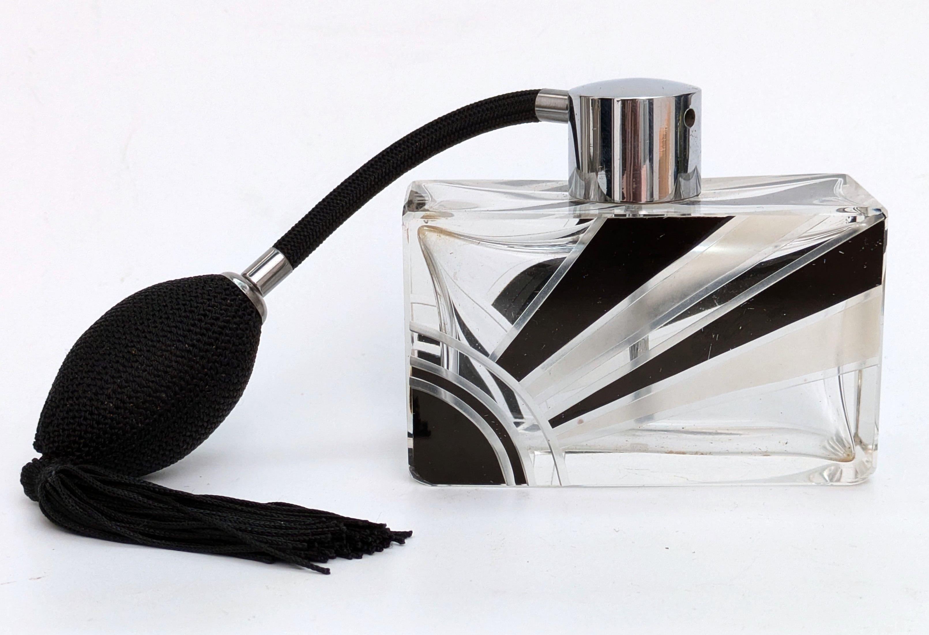 Magnifique vaporisateur de parfum pour dames Art Deco datant des années 1930 avec le motif emblématique du rayon de soleil en émail noir. Les bouteilles de cette taille sont très difficiles à trouver et nous sommes donc ravis d'avoir trouvé