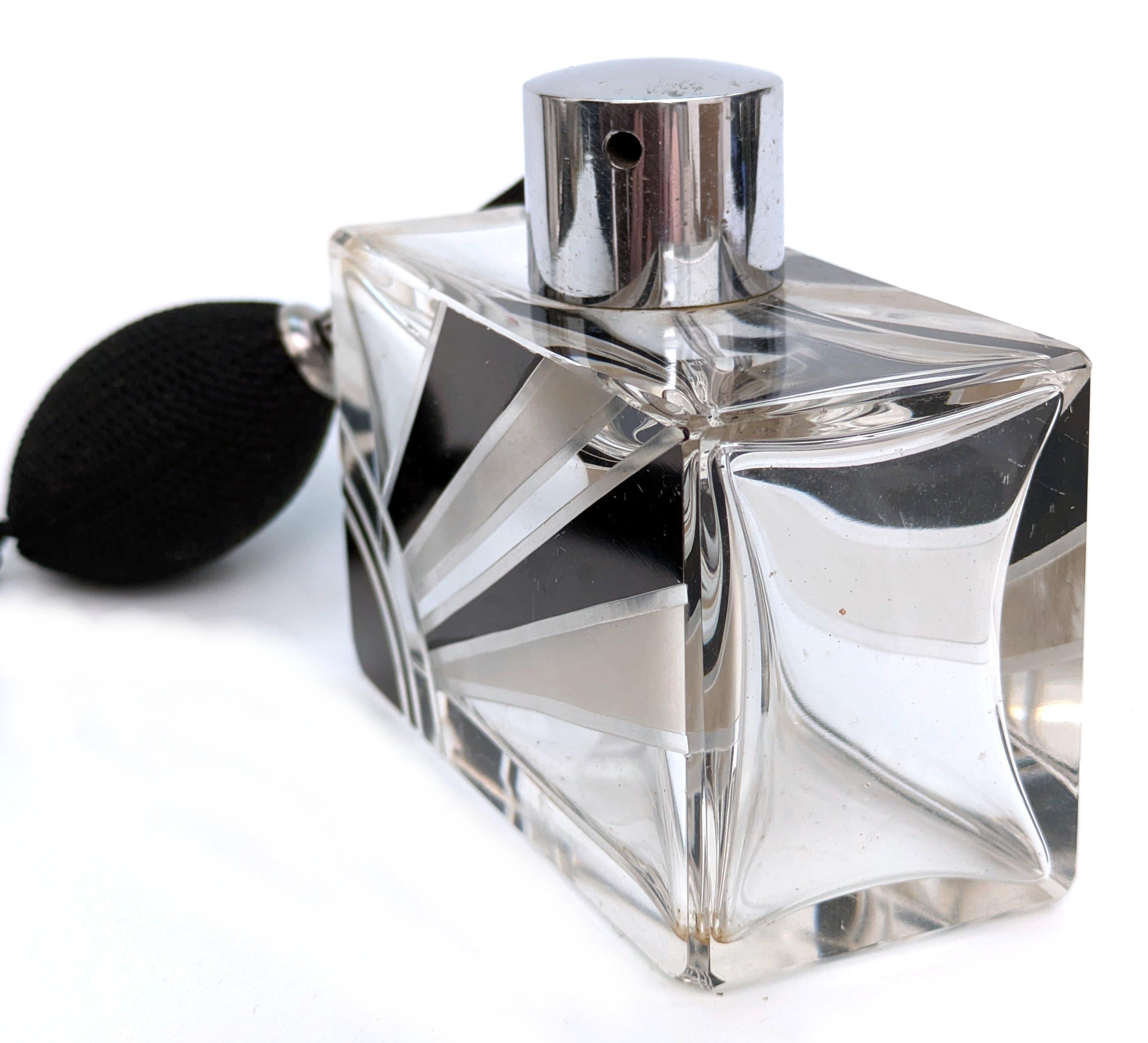 20ième siècle Bouteille de parfum Atomizer Sunray en verre taillé Art Déco pour femmes, années 1930 en vente