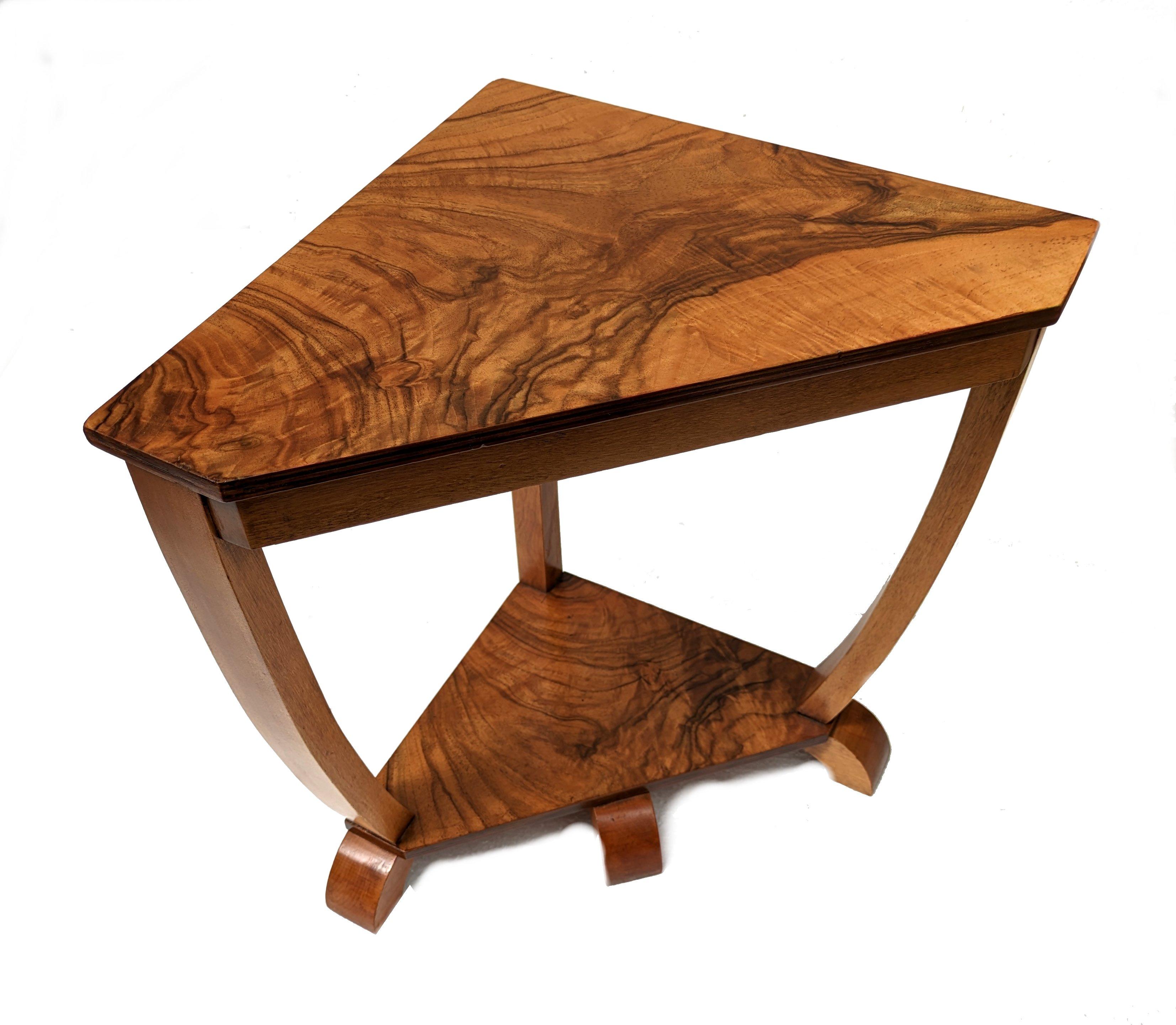 Art Deco Super Stylish Walnut Nest of Five Tables, English, c1930s In Good Condition For Sale In Devon, England