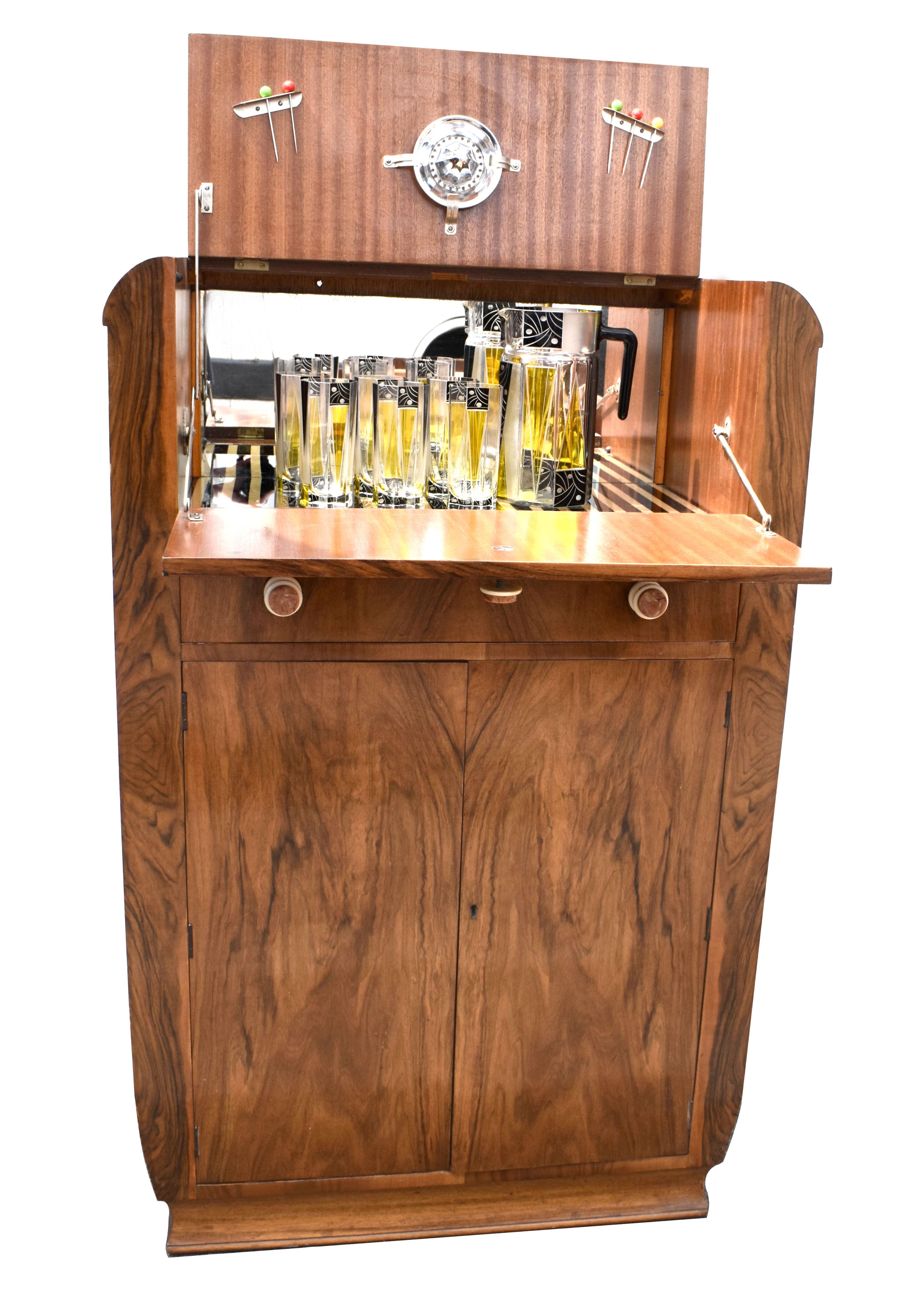 20th Century Art Deco Superbly Stylish Walnut Dry Bar, Cocktail Cabinet, English, 1930s