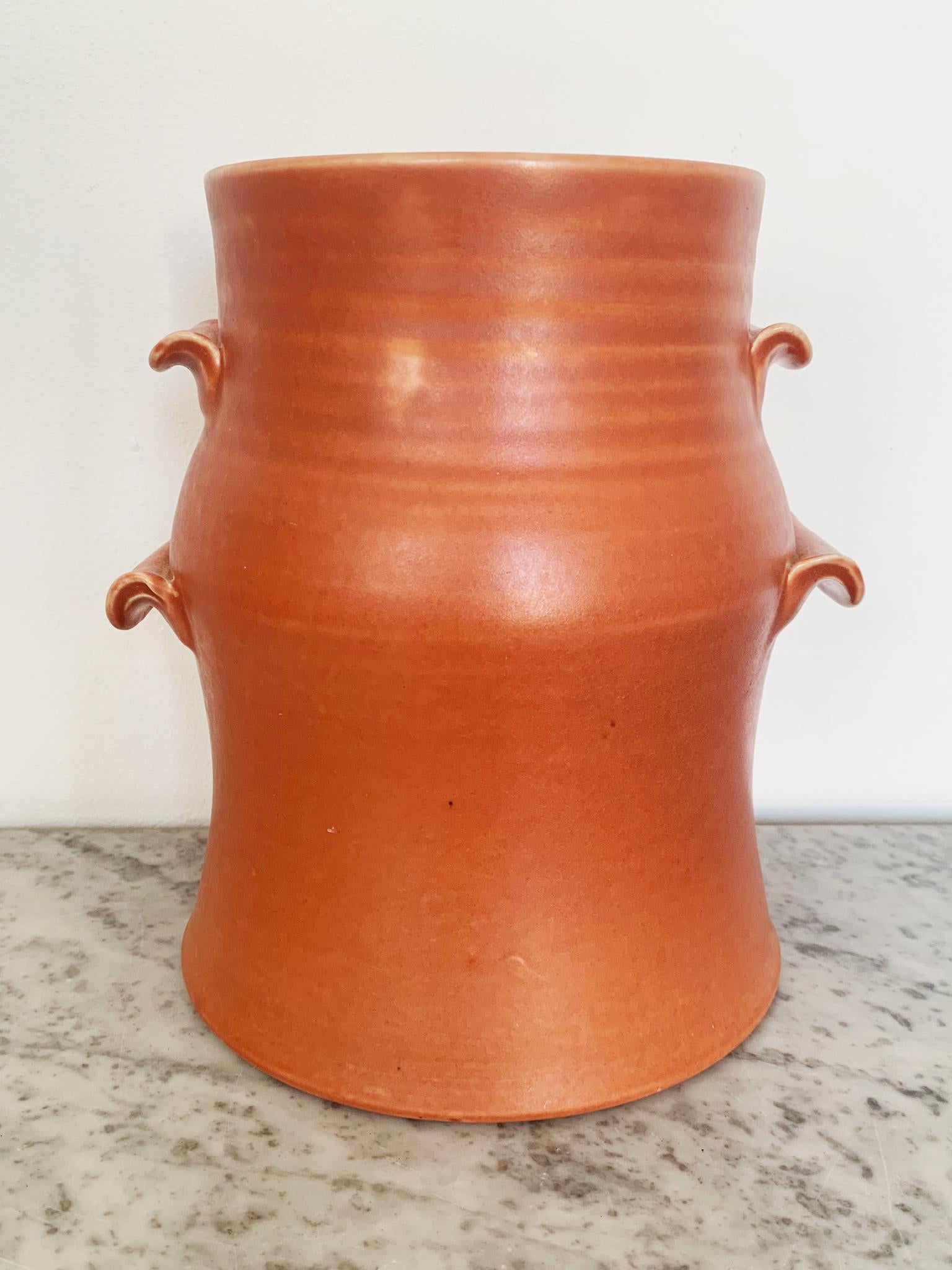 Fait main SUSIE COOPER Vase Art Déco à deux poignées en forme de sac à main, anglais, 1932 en vente