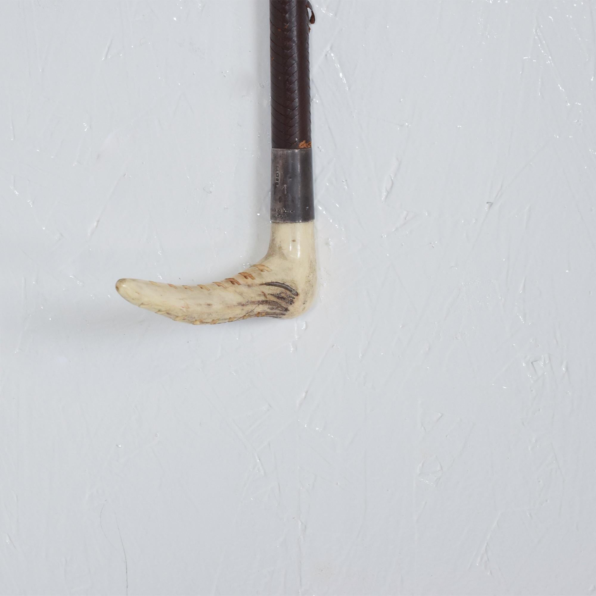 Frusta da equitazione
Bastone da caccia equestre in cuoio in argento sterling con manico di corno intagliato, realizzato in Inghilterra.
Swaine & Adeney Brigg, Inghilterra, circa 1940
Timbro SWAINE, MADE IN ENGLAND, iniziali RA del