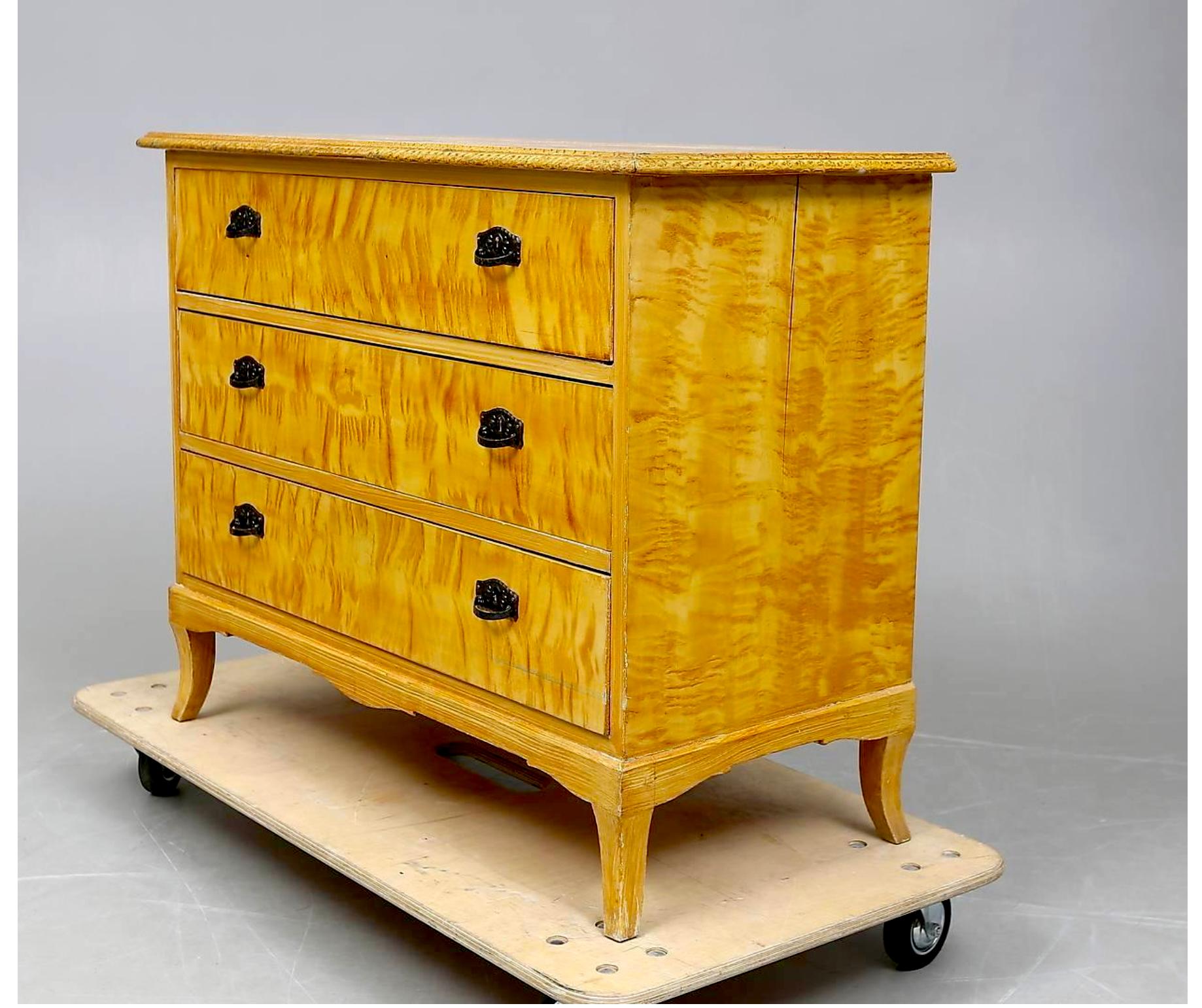 Cassettiera in betulla dorata impiallacciata a fiamma, con tre cassetti e zoccolo intagliato. 

Presenta la classica finitura francese color miele che si associa ai mobili Biedermeier svedesi e presenta impiallacciature di betulla dorata di prima