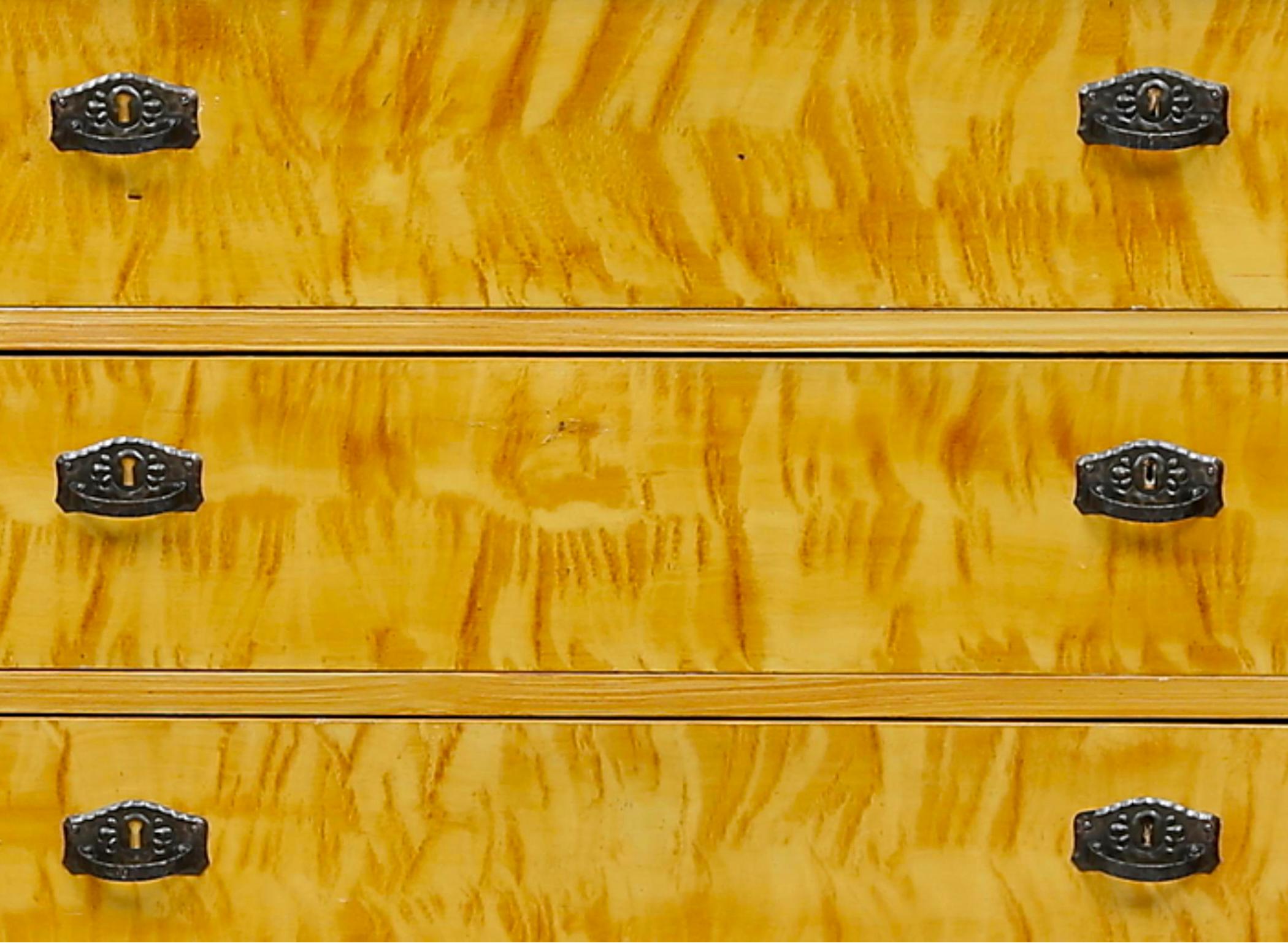 Art Déco Art Deco Biedermeier svedese a fiamma dorata in betulla Cassettone A in vendita