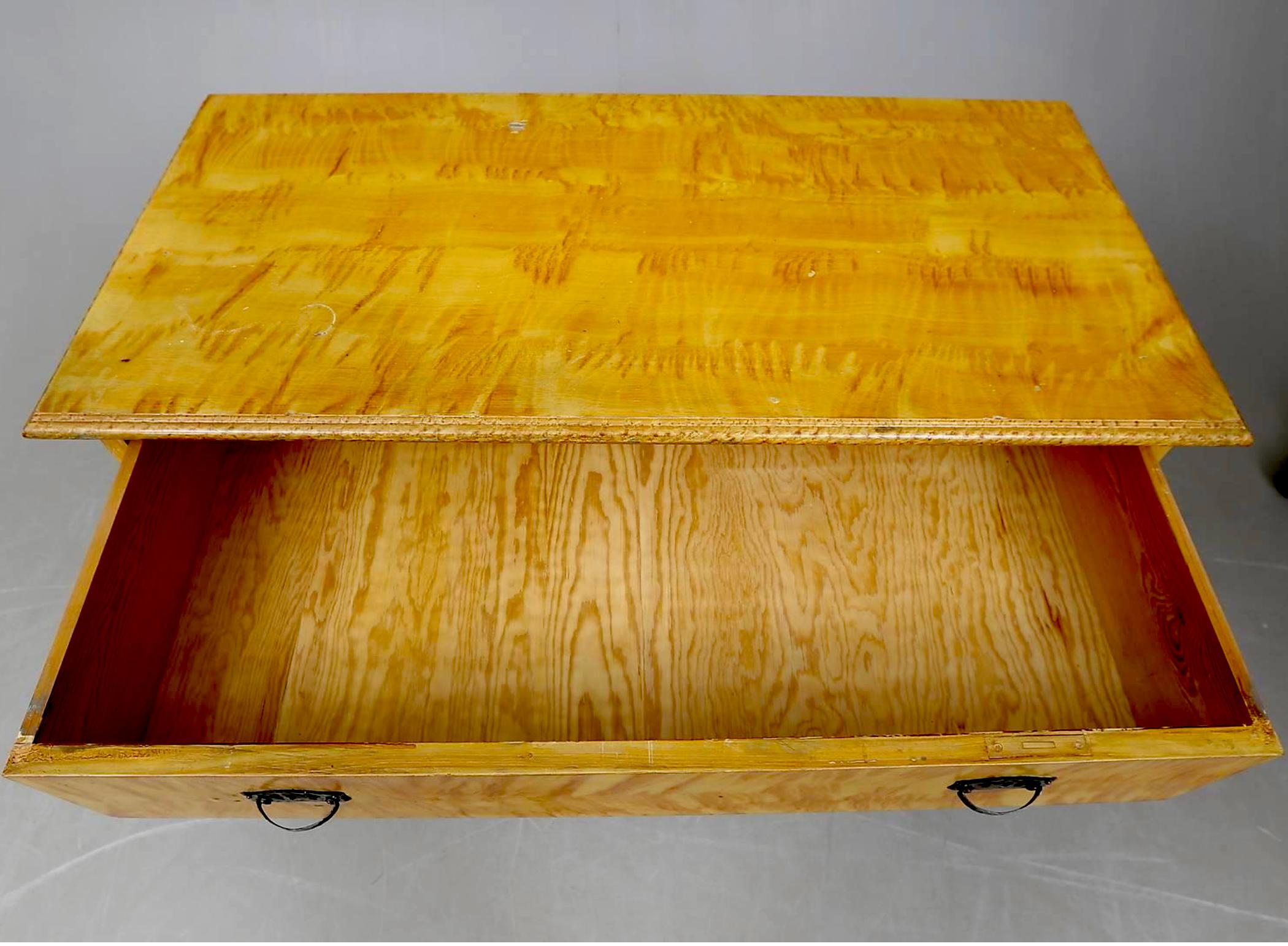 Svedese Art Deco Biedermeier svedese a fiamma dorata in betulla Cassettone A in vendita
