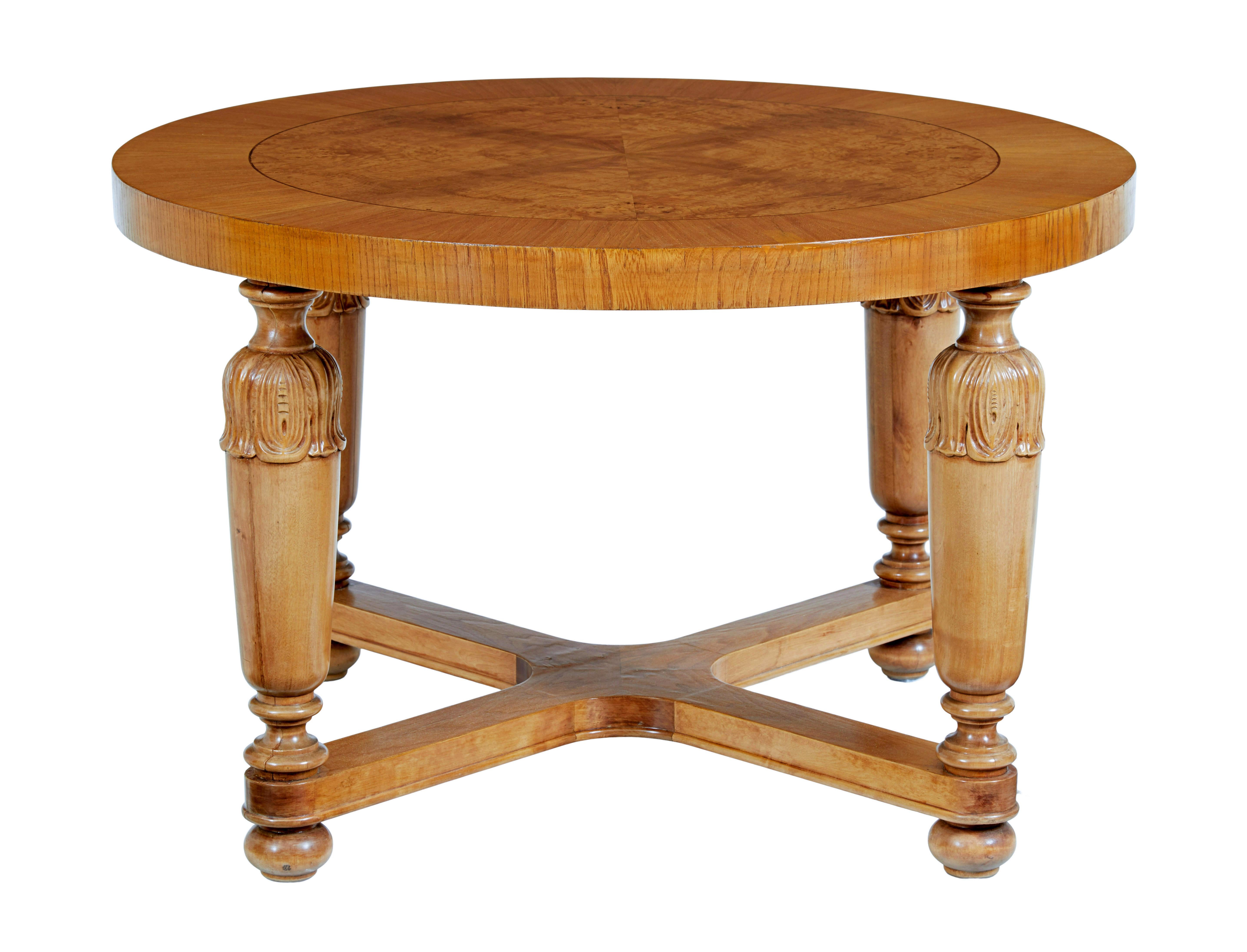 Schwedischer Couchtisch aus geschnitzter Birke und Ulme im Art déco-Stil, um 1930.

Runder Kaffee aus der Zeit des Art déco, mit viertelfurnierter Birke in der Mitte, gestrecktem Rand und mit Ulme furnierter Außenkante. Auf 4 geschnitzten, leicht