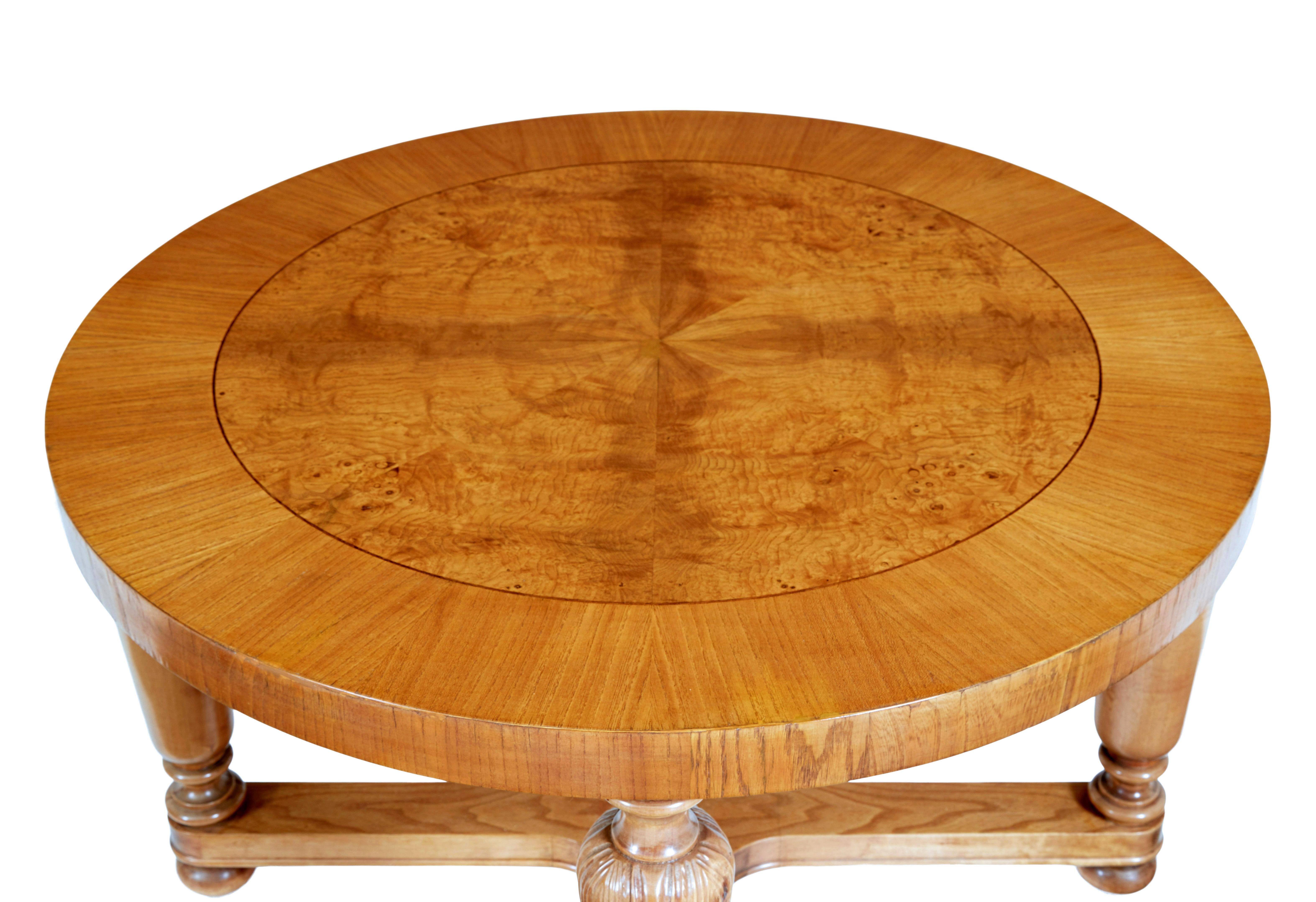 Schwedischer Couchtisch aus geschnitzter Birke und Ulme im Art-Deco-Stil (Art déco) im Angebot