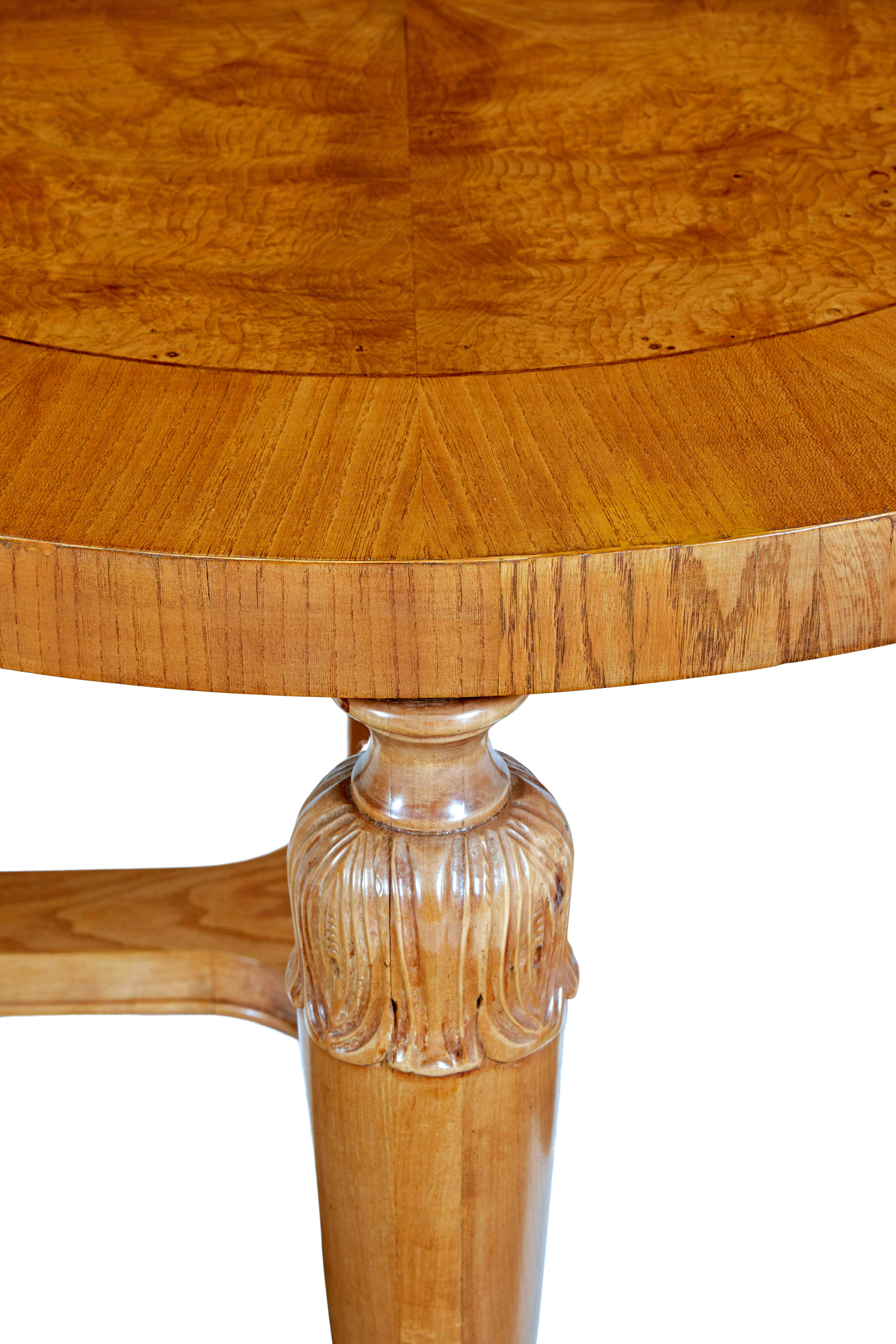 Schwedischer Couchtisch aus geschnitzter Birke und Ulme im Art-Deco-Stil im Zustand „Gut“ im Angebot in Debenham, Suffolk