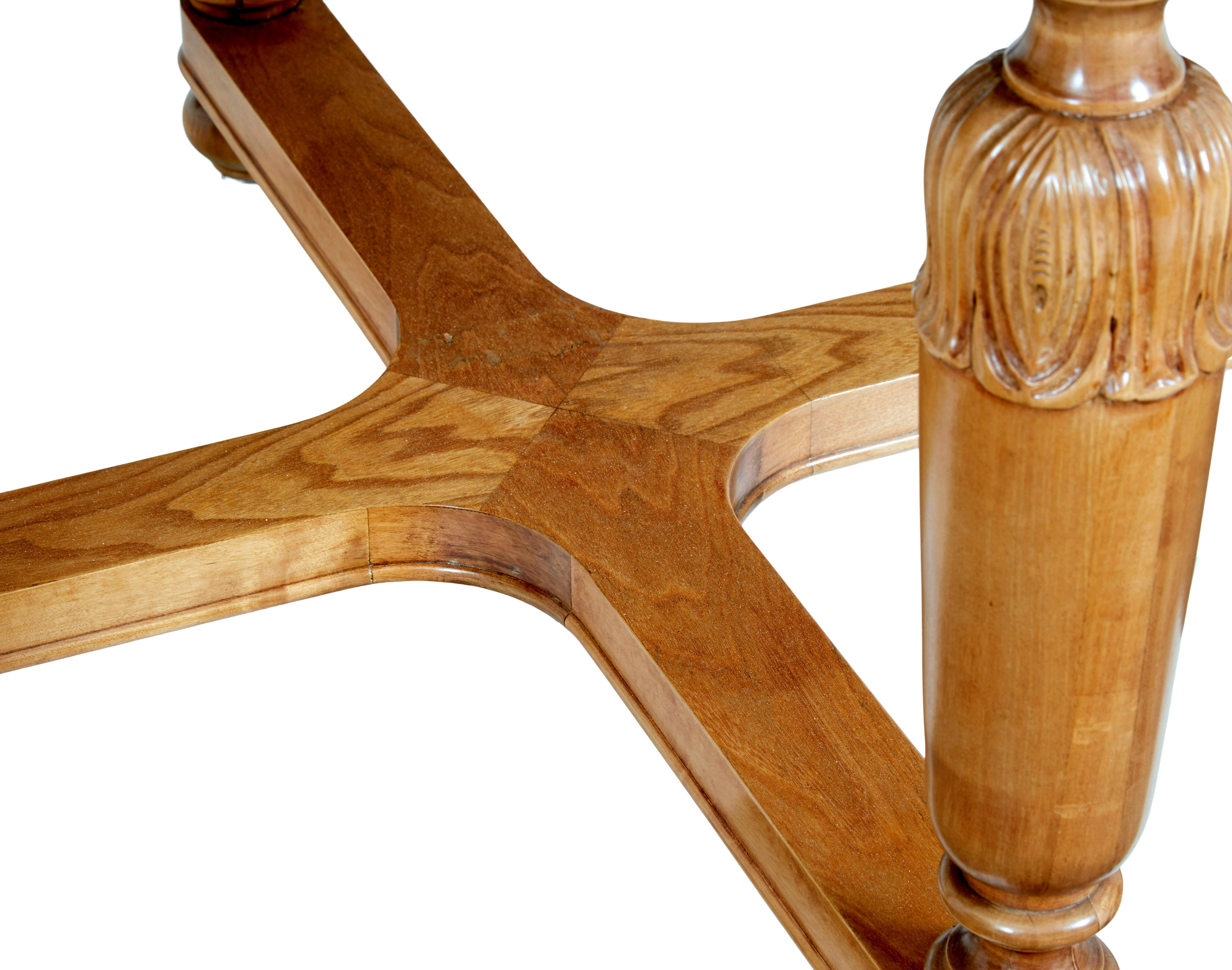 Schwedischer Couchtisch aus geschnitzter Birke und Ulme im Art-Deco-Stil (20. Jahrhundert) im Angebot