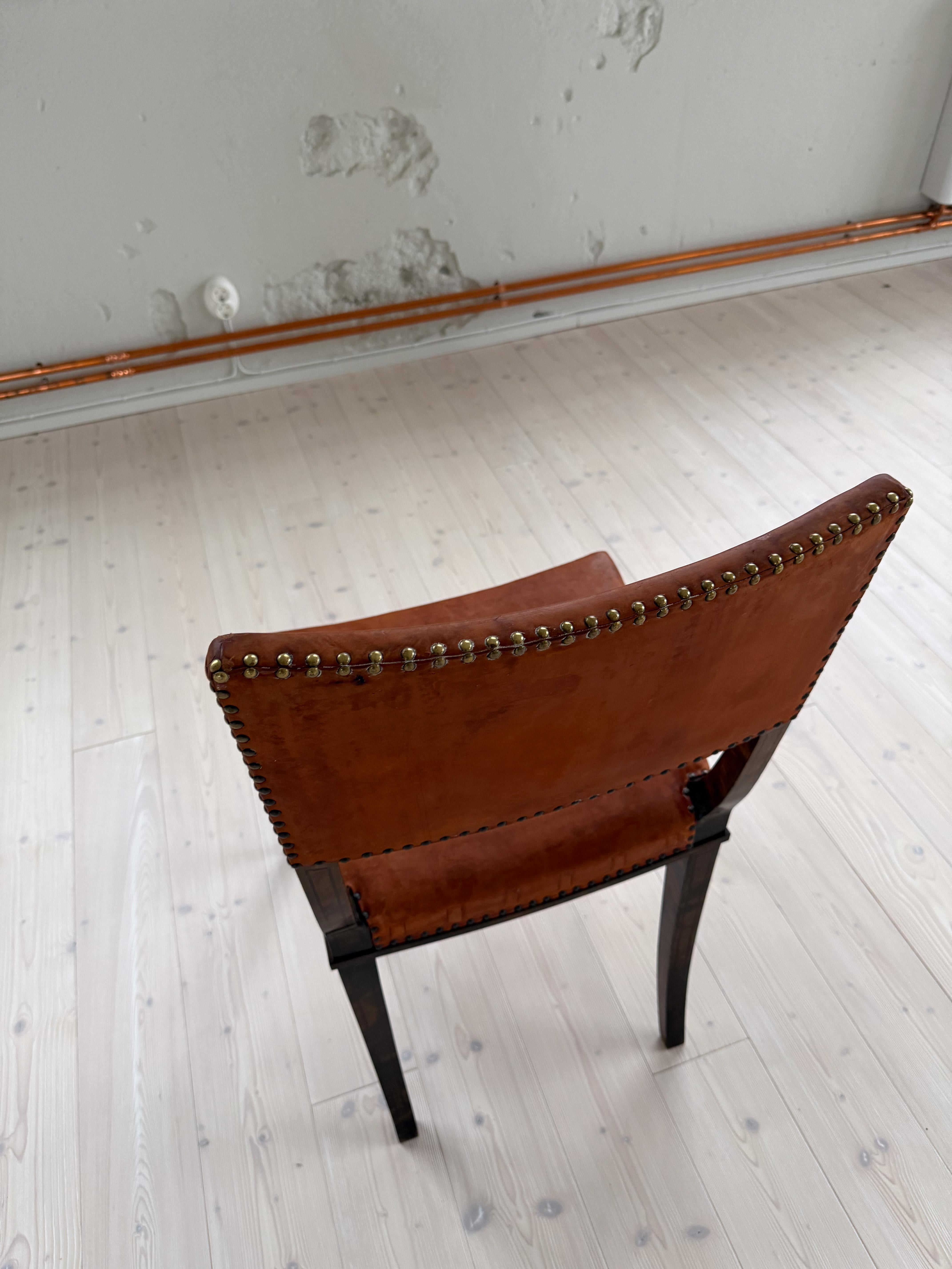 Art Deco Schwedischer Stuhl Kiefer und Leder Carl Bergsten 1929 im Angebot 9