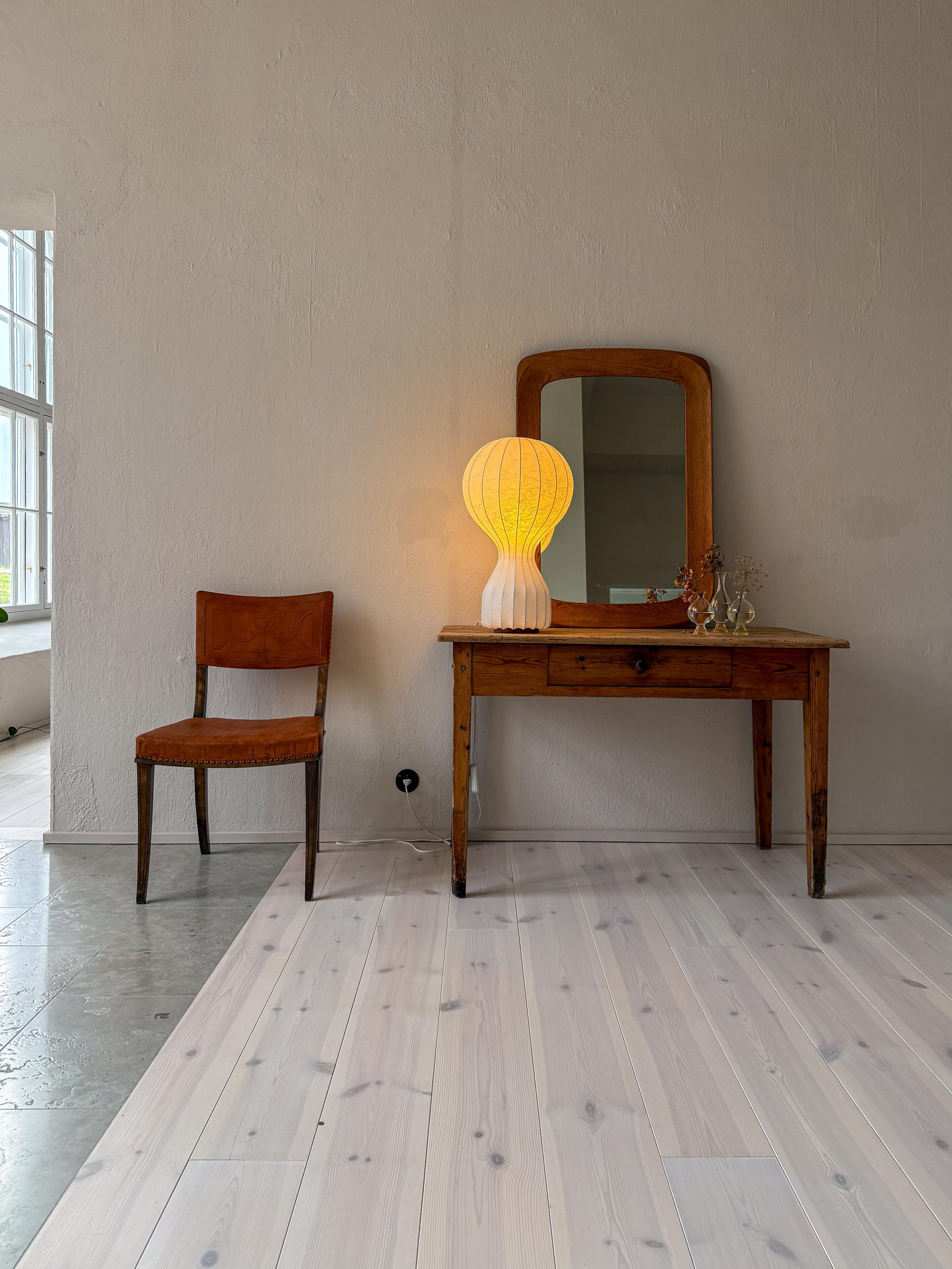 Ein Art-Déco-Stuhl aus den späten 1920er Jahren in Schweden. Dieser Stuhl ist von echter Handwerkskunst und Qualität. Entworfen von dem berühmten Carl Bergsten, zeigen die Intarsien und Schichten sowohl im Leder als auch im Holz die Hingabe, das