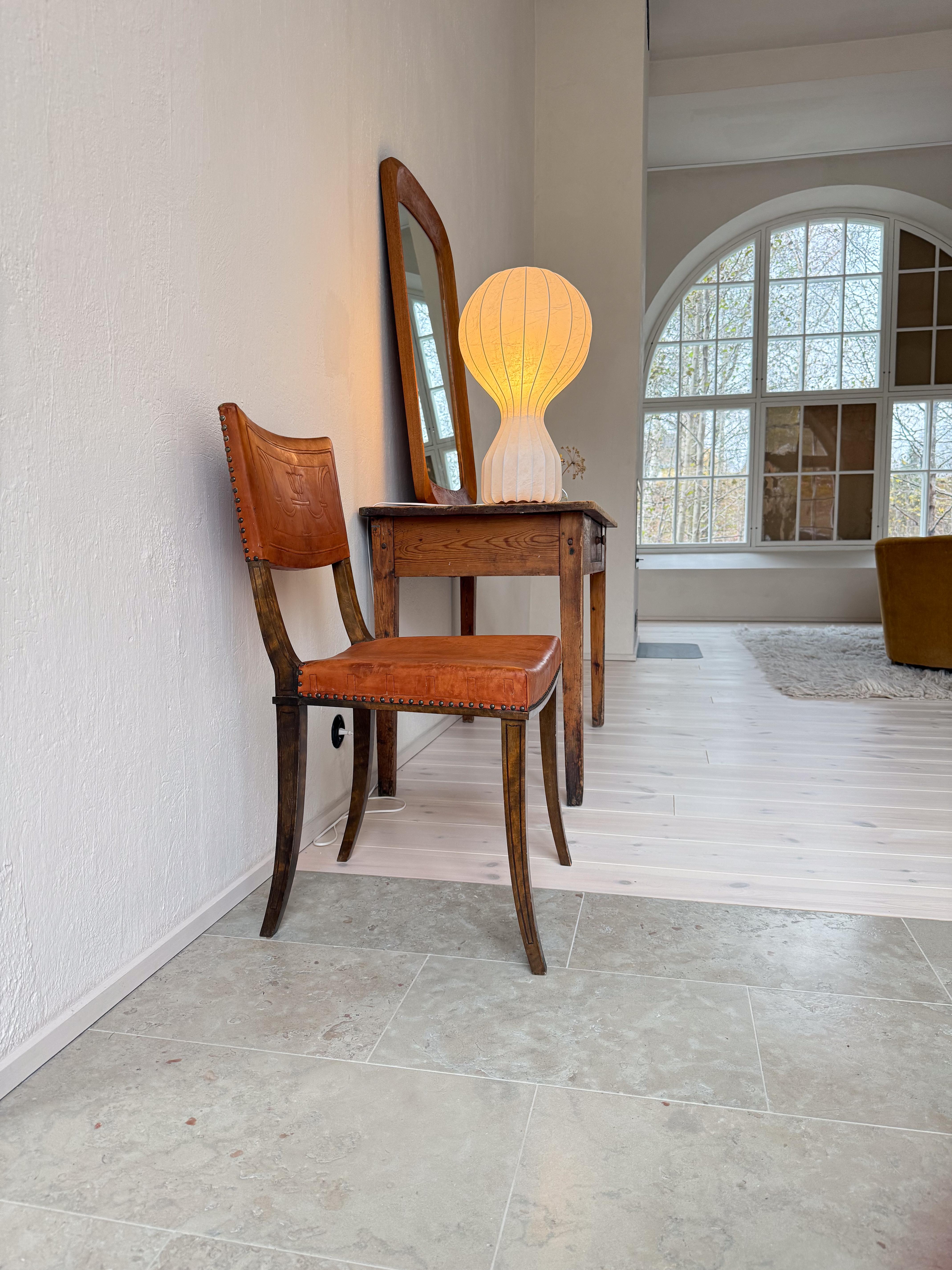 Art Deco Schwedischer Stuhl Kiefer und Leder Carl Bergsten 1929 im Zustand „Relativ gut“ im Angebot in Hillringsberg, SE