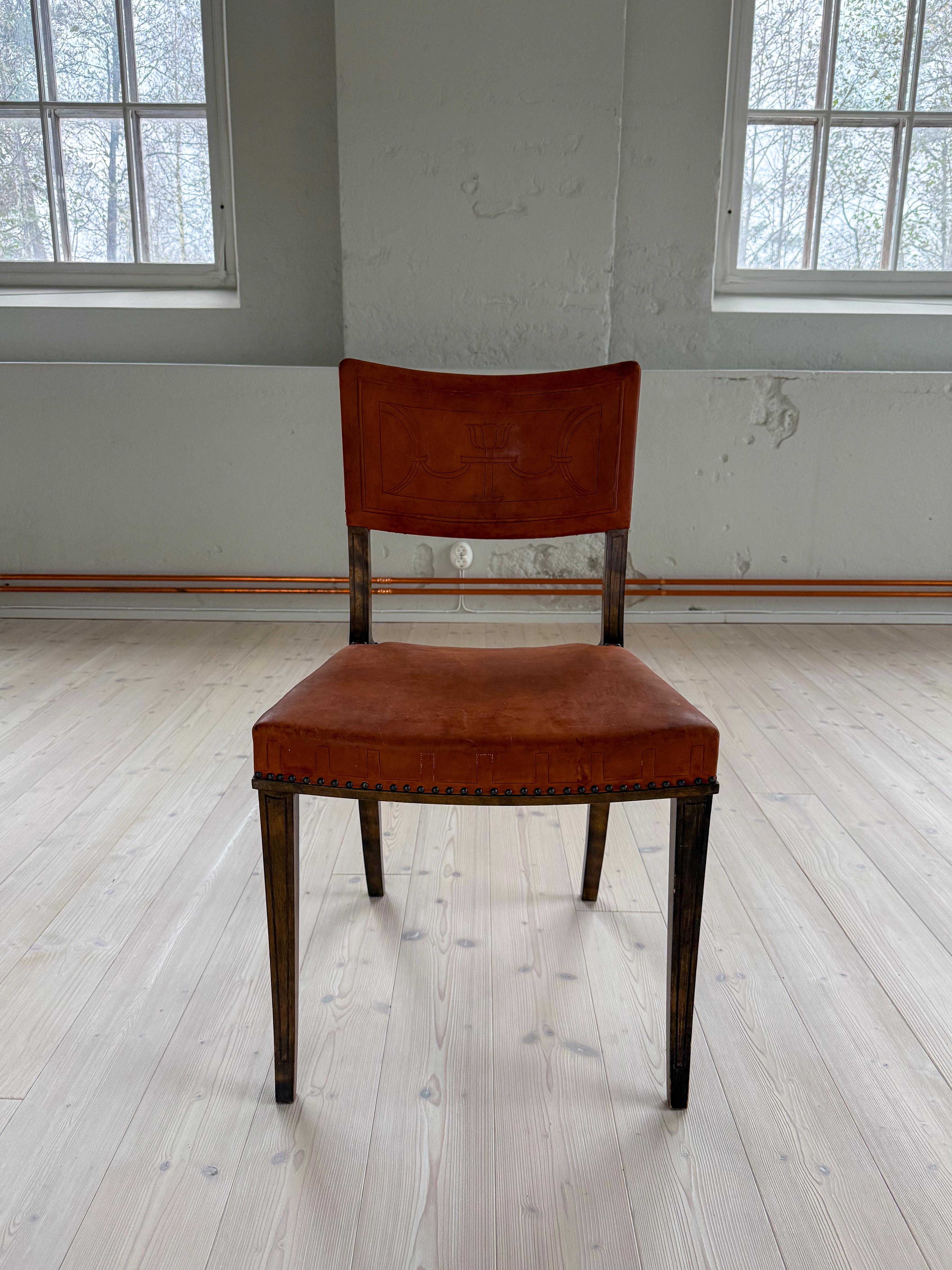 Art Deco Schwedischer Stuhl Kiefer und Leder Carl Bergsten 1929 im Angebot 1