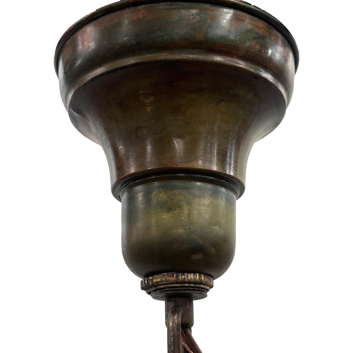 Lampadario svedese in bronzo del 1920 circa con patina verdastra.

Misure:
Altezza minima: 15