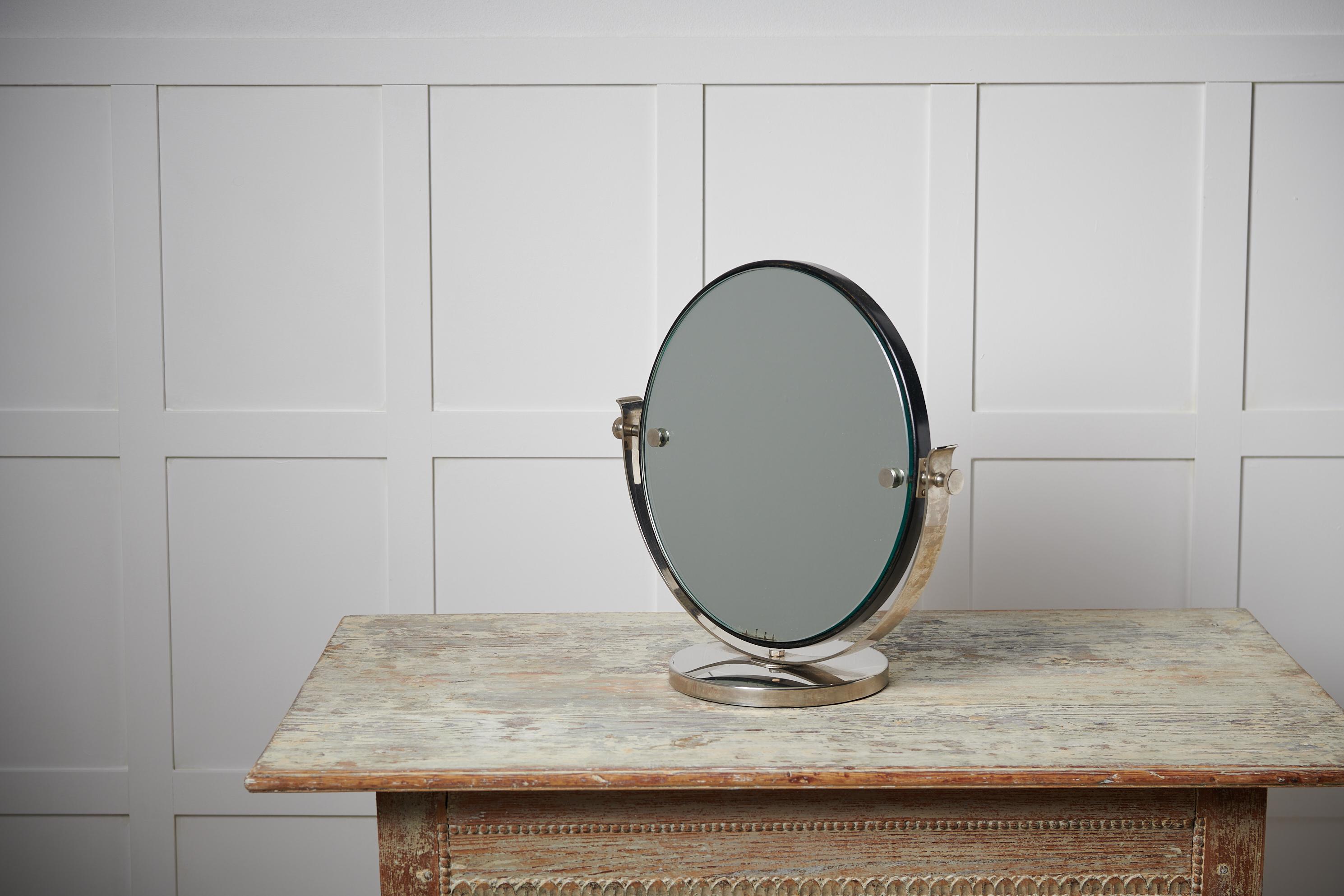 Art-déco-Tischspiegel aus Schweden, hergestellt in den 1930er Jahren. Der Spiegel hat einen verchromten Rahmen und einen verstellbaren Spiegel. Nur wenige Jahre vor einer echten Antiquität hat dieser Spiegel den Charme der Art-Déco-Periode und ist
