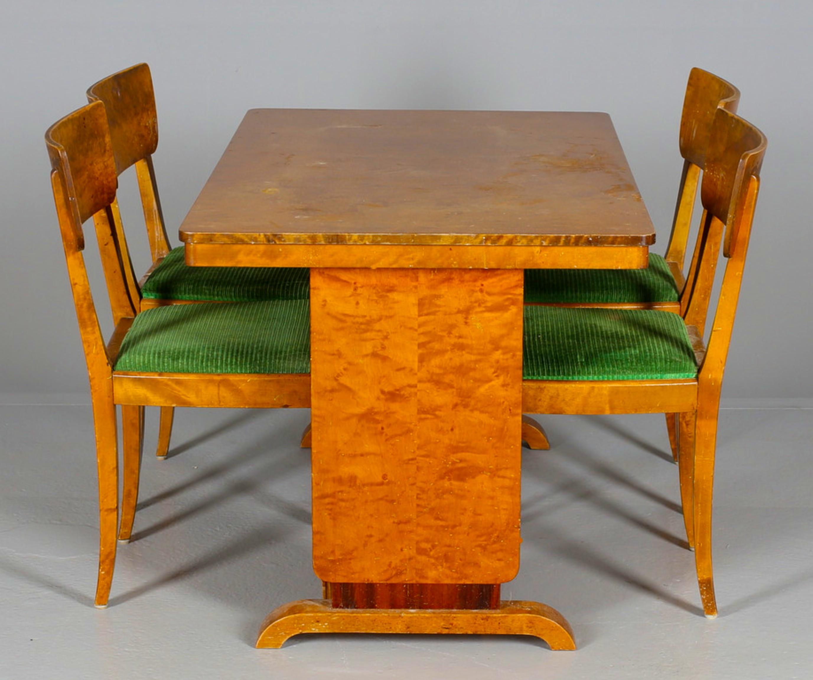 Ensemble de 4 chaises de salle à manger d'origine suédoise Art déco, très inhabituel, avec une finition polie à la française et de jolis détails.

Dimensions : Environ 45 cm de largeur x 40 cm de profondeur x 81 cm de hauteur.

Ils sont dotés