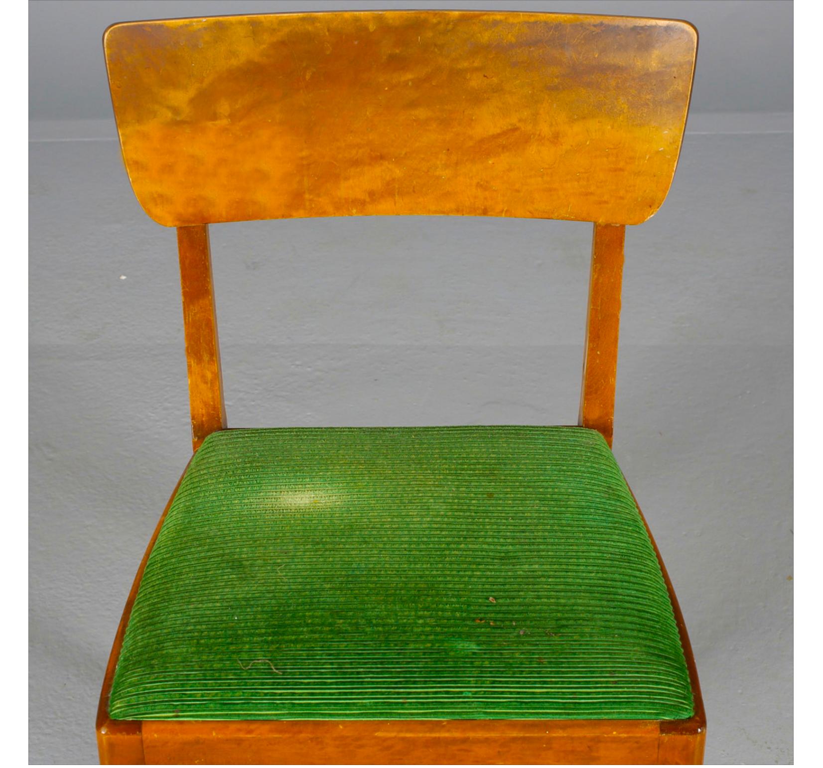 Very unusual original Swedish Art Deco set of 4 dining chairs in a highly French polished finish with lovely detail.

Measure: Approx 45cm wide x 40cm deep x 81cm tall approx

They have stunning golden birch veneers in the desirable honey colour. 