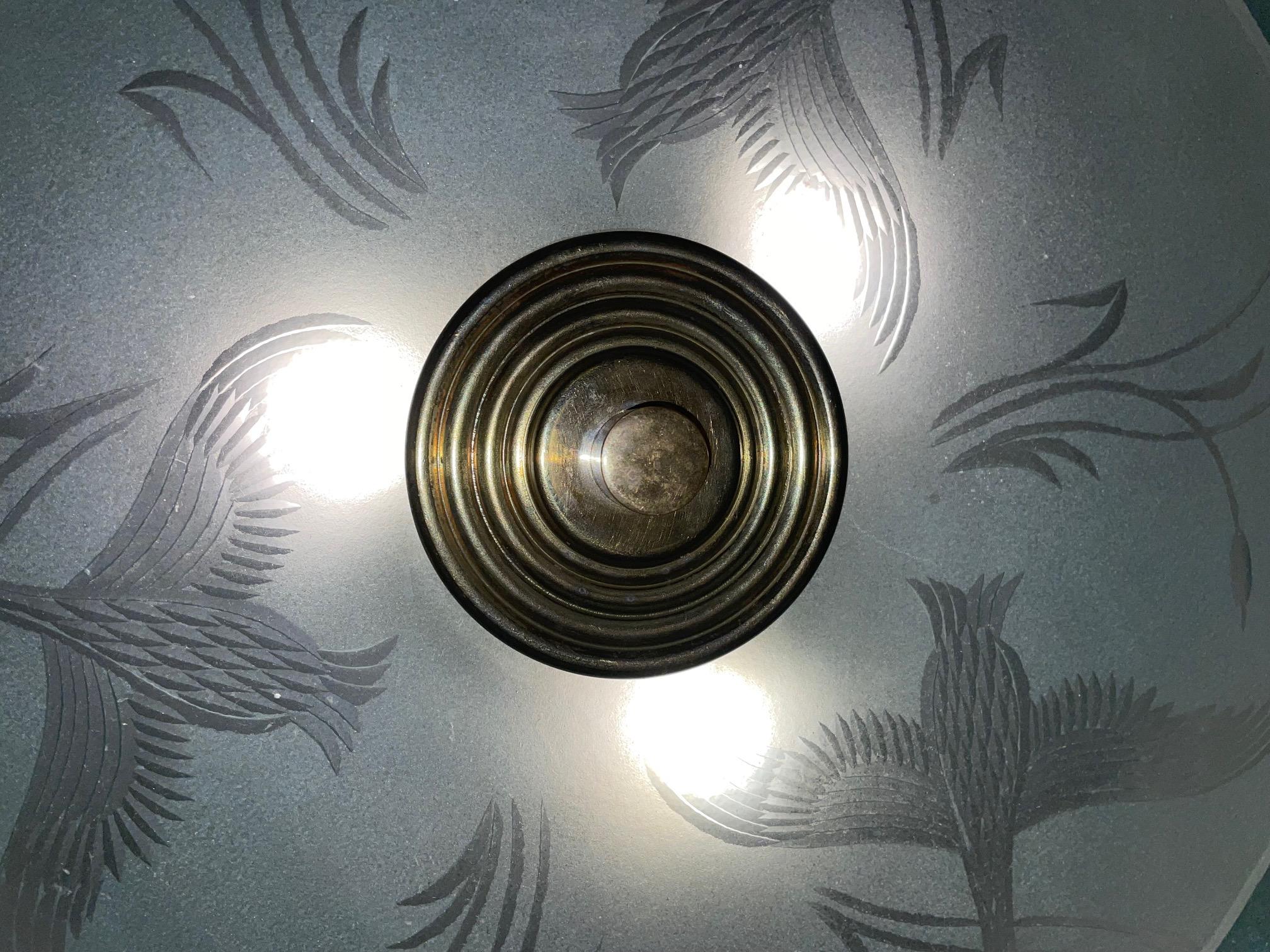 Plafoniera svedese Art Deco in vetro fuso e ottone, anni '30 circa In condizioni buone in vendita a Stockholm, SE