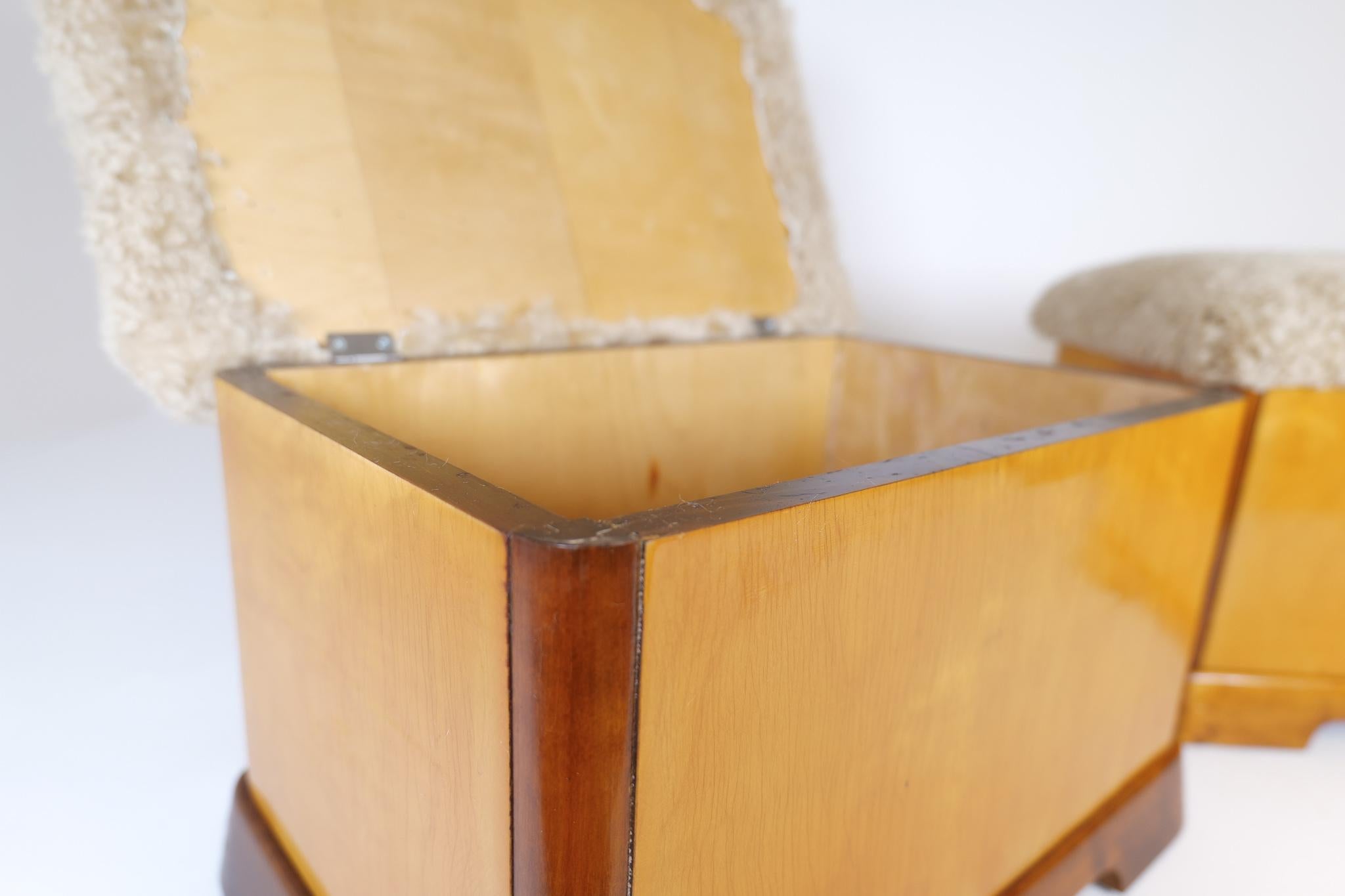 Taburetes Art Decó suecos de abedul lacado y asiento de piel de oveja/espuma años 40 4