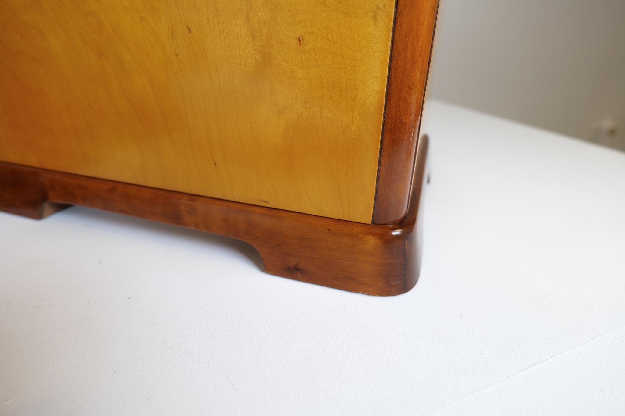 Taburetes Art Decó suecos de abedul lacado y asiento de piel de oveja/espuma años 40 9