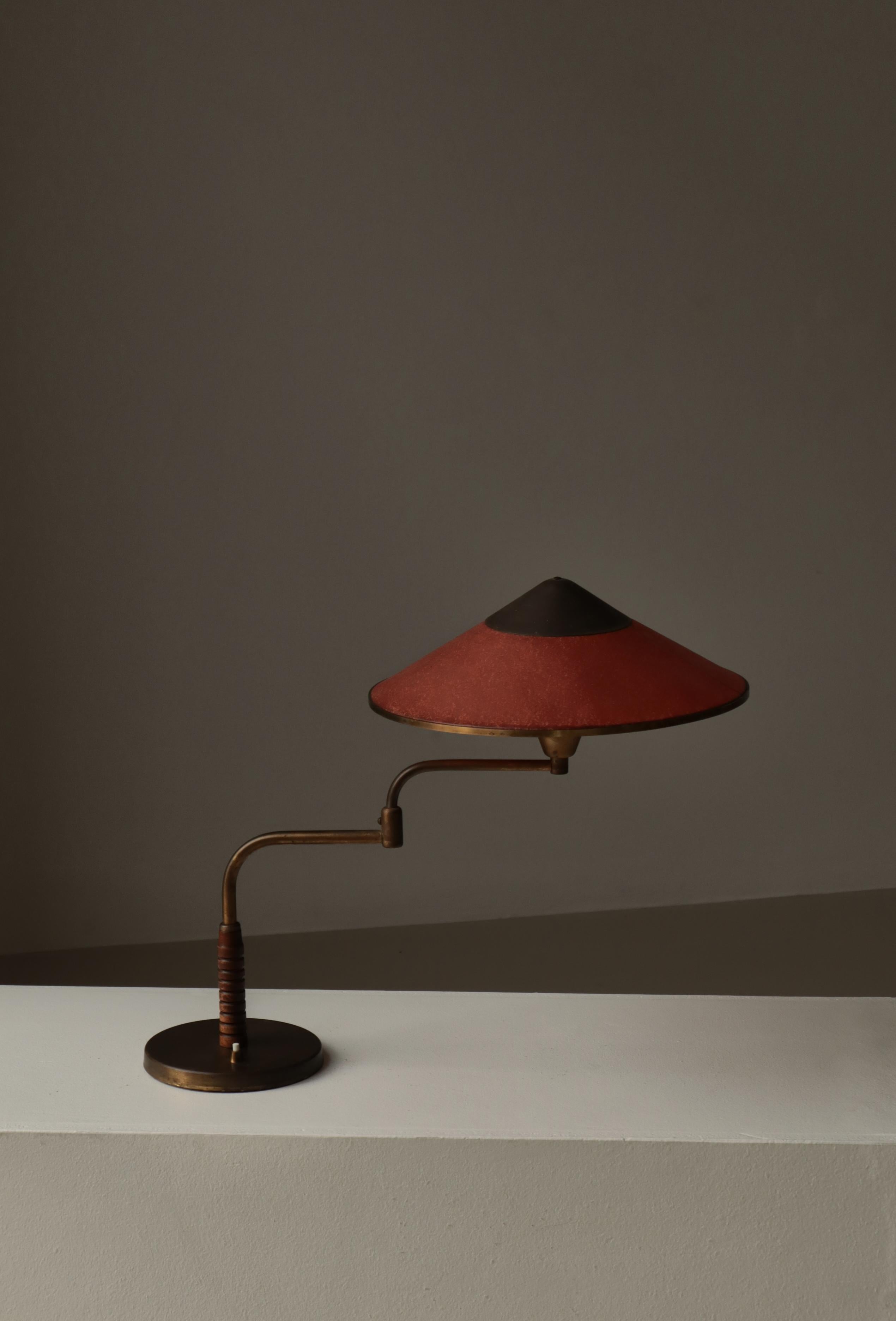 Lampada da tavolo a braccio oscillante di Lyfa, Danimarca, rara e splendidamente conservata, risalente alla fine degli anni '30-inizio anni '40. Questo design scultoreo e altamente funzionale è caratterizzato dal caratteristico braccio articolato di