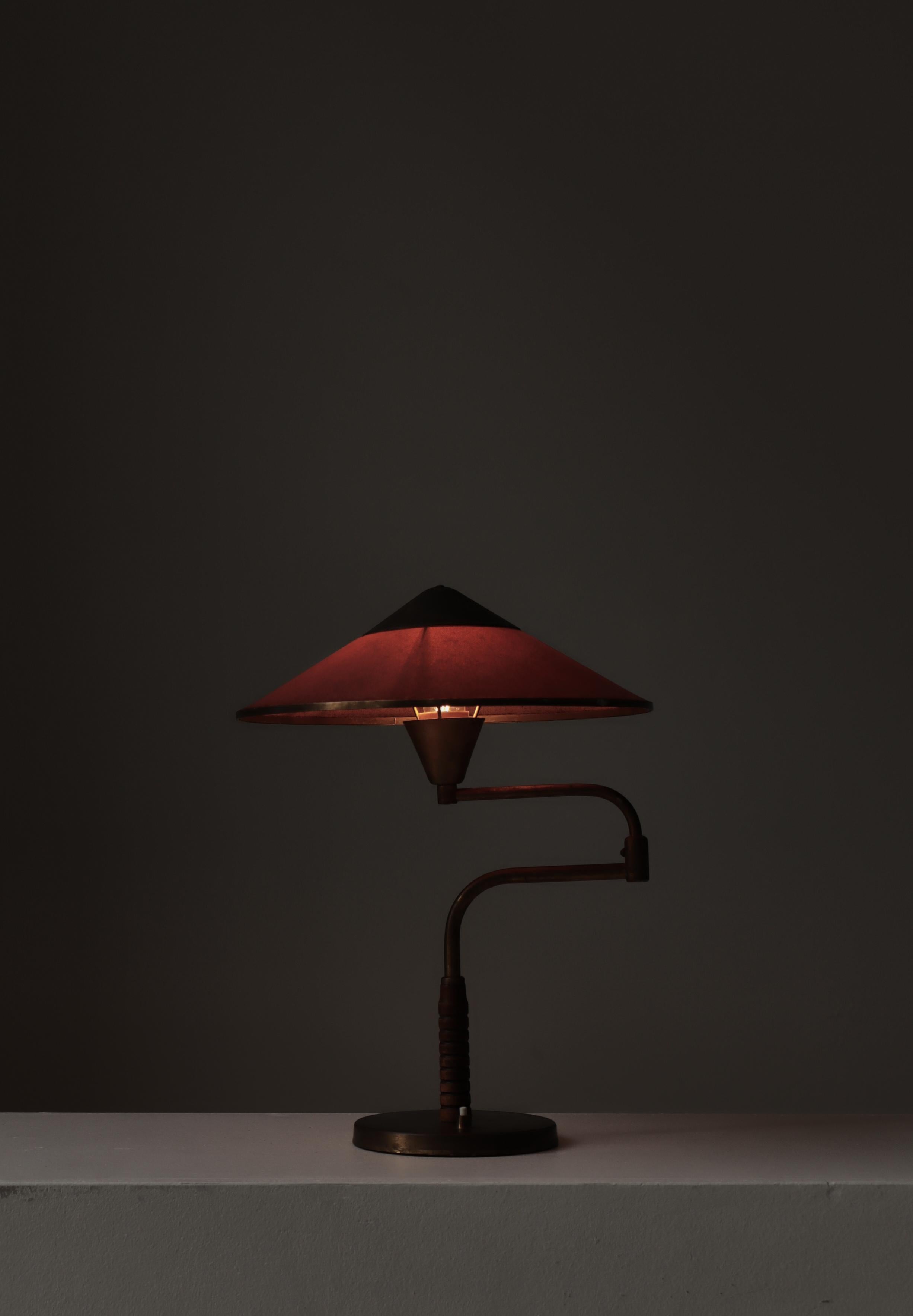 Ottone Art Deco Swing Desk Lamp in Patinated Brass by LYFA, Denmark, 1930s in vendita