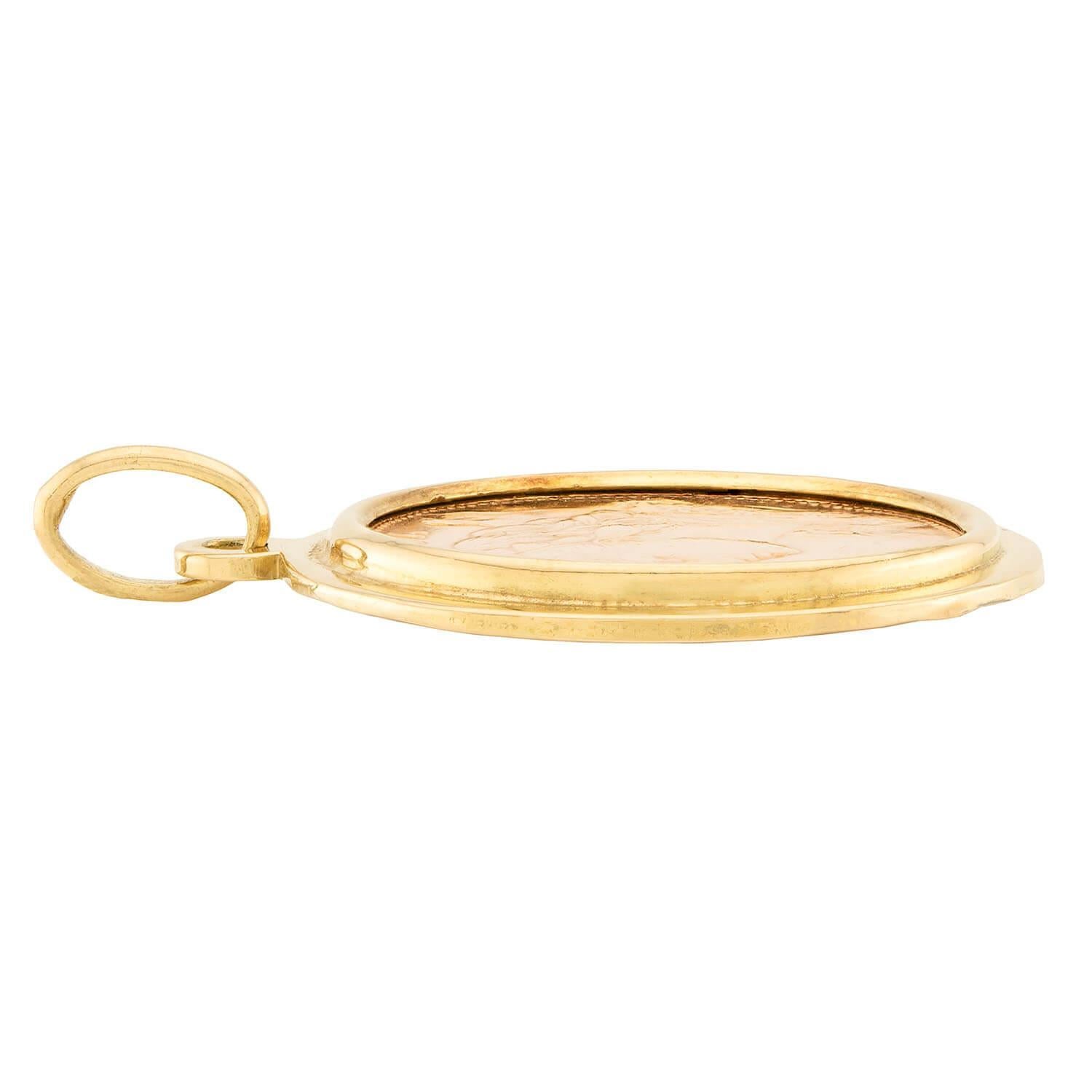 Maravilloso e inusual colgante de moneda de finales de la época Art Decó (hacia 1935). Elaborado en vibrante oro amarillo de 18 quilates, este anillo presenta una moneda muy detallada. La moneda muestra el perfil lateral de una mujer, a la que se