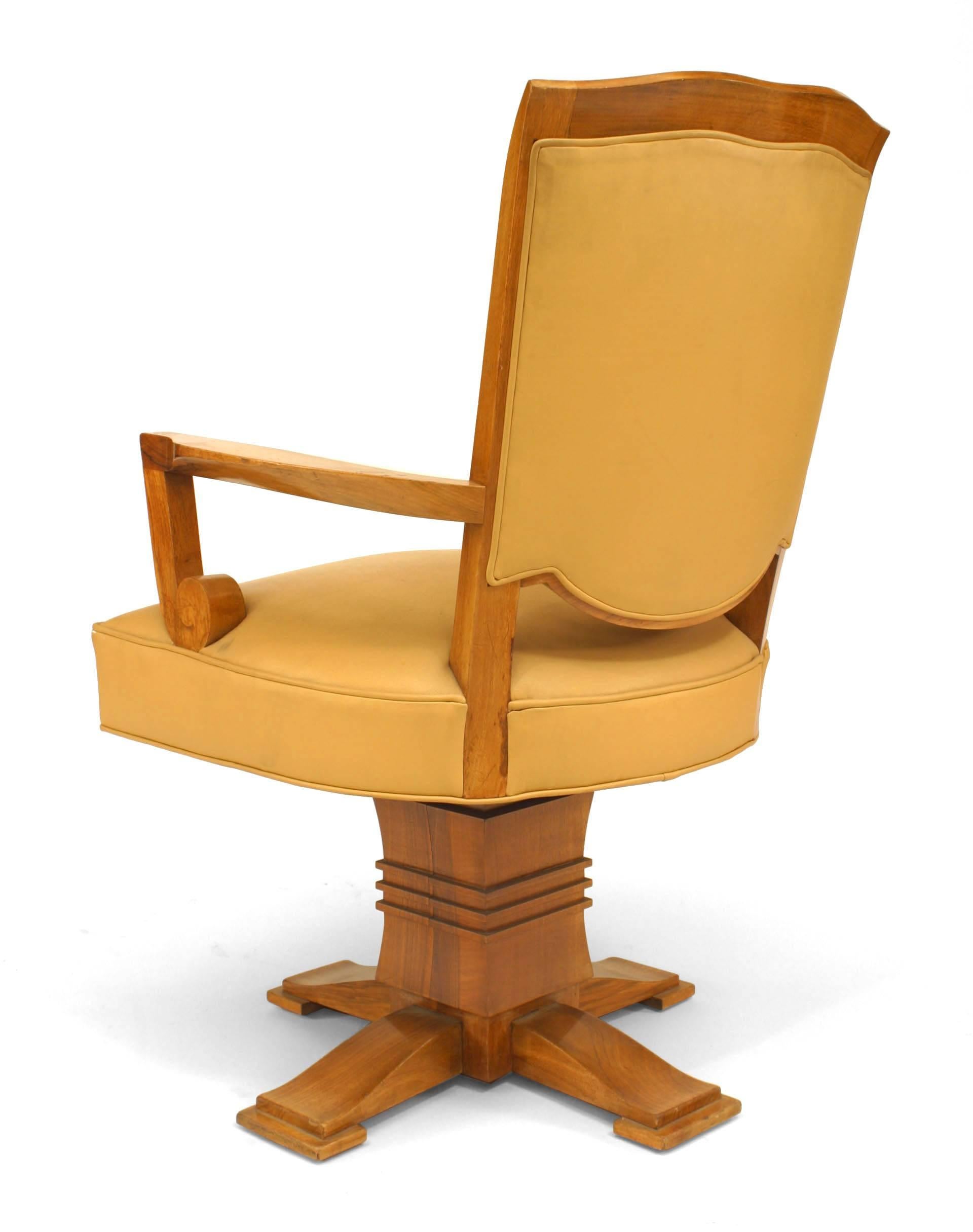 Fauteuil pivotant en cuir beige Art Déco français Bon état - En vente à Queens, NY