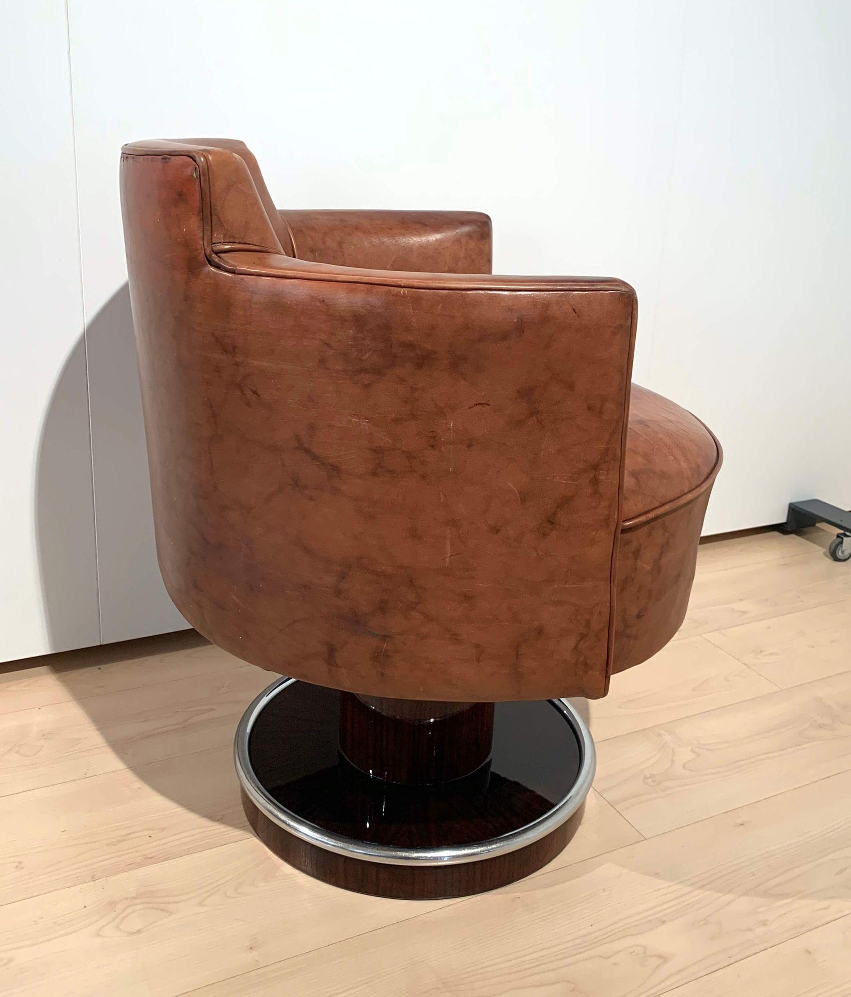 Pivoting original Art Deco brown leather Swivel armchair by De Coene Freres from Belgium around 1930.
Base veneered and lacquered in rosewood with original metal strip all around. Rotates 360 degrees. Well-preserved and refreshed original brown