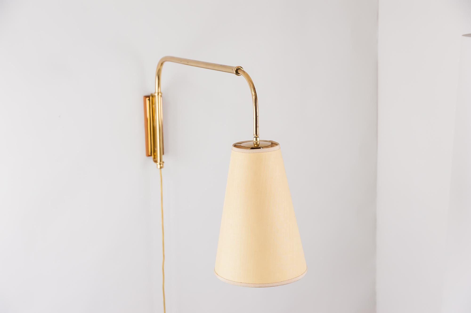 Mid-Century Modern Art Deco Swiveling and Extendable Wall Lamp, circa 1950s