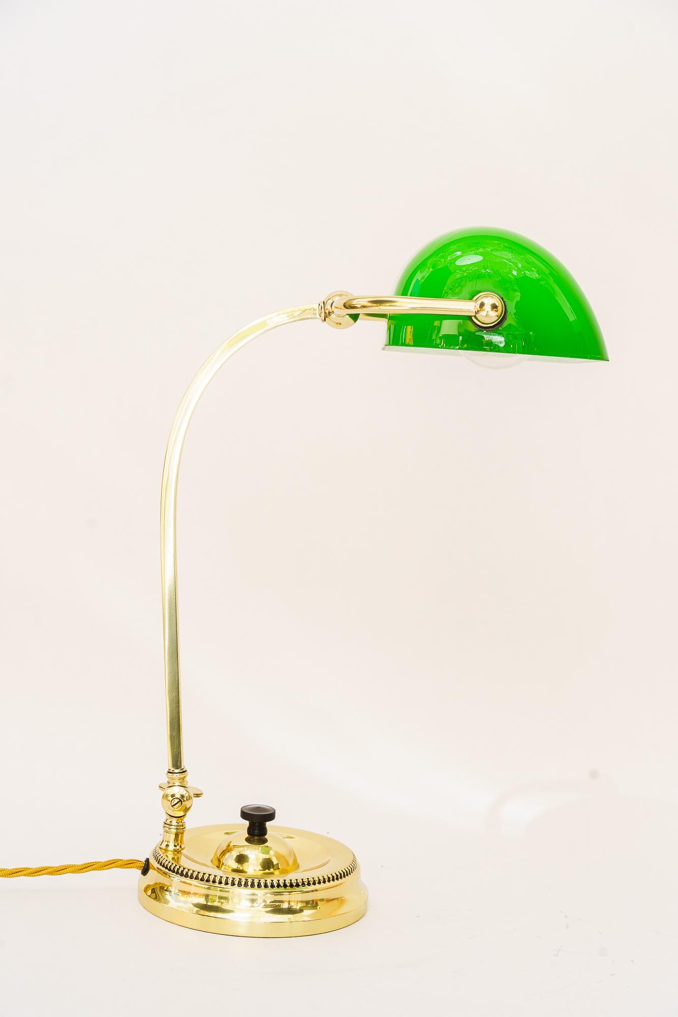 Art Deco swiveling banker table lamp with green glass vienna around 1920s
Polished and stove enameled
Deep from 27 up to 45cm
Black rotary switch