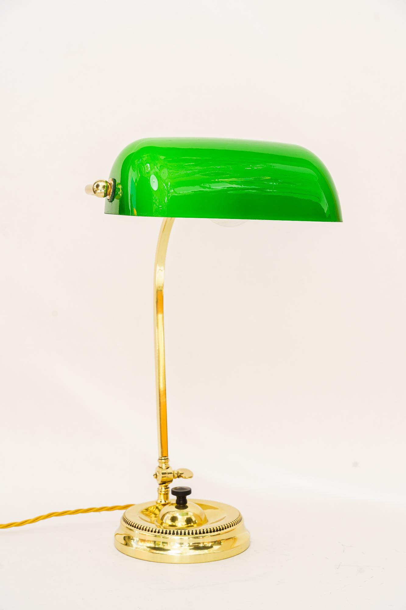 Lacquered Art Deco swiveling banker table lamp with green glass vienna around 1920s For Sale