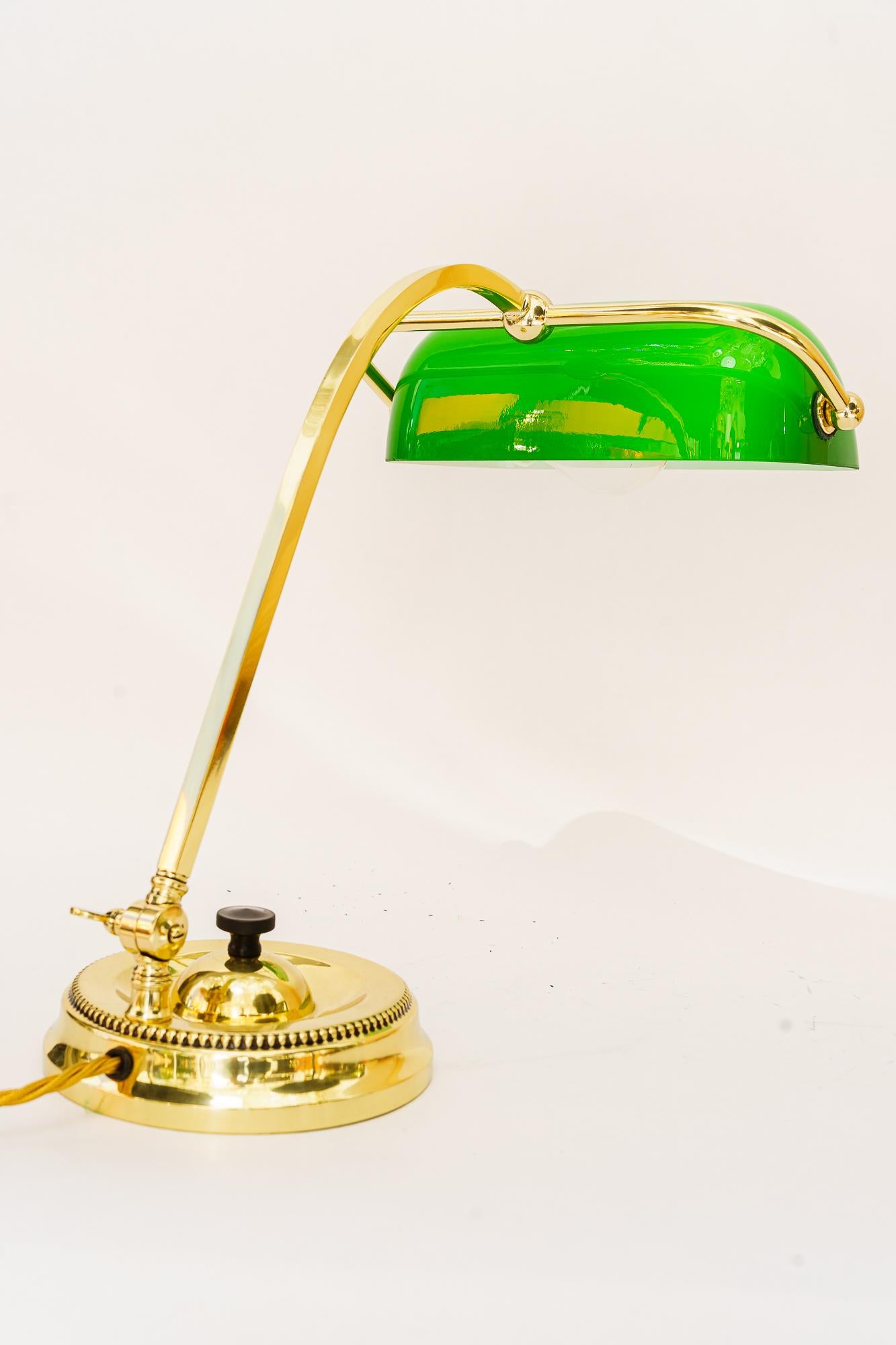 Art Deco swiveling banker table lamp with green glass vienna around 1920s In Good Condition For Sale In Wien, AT