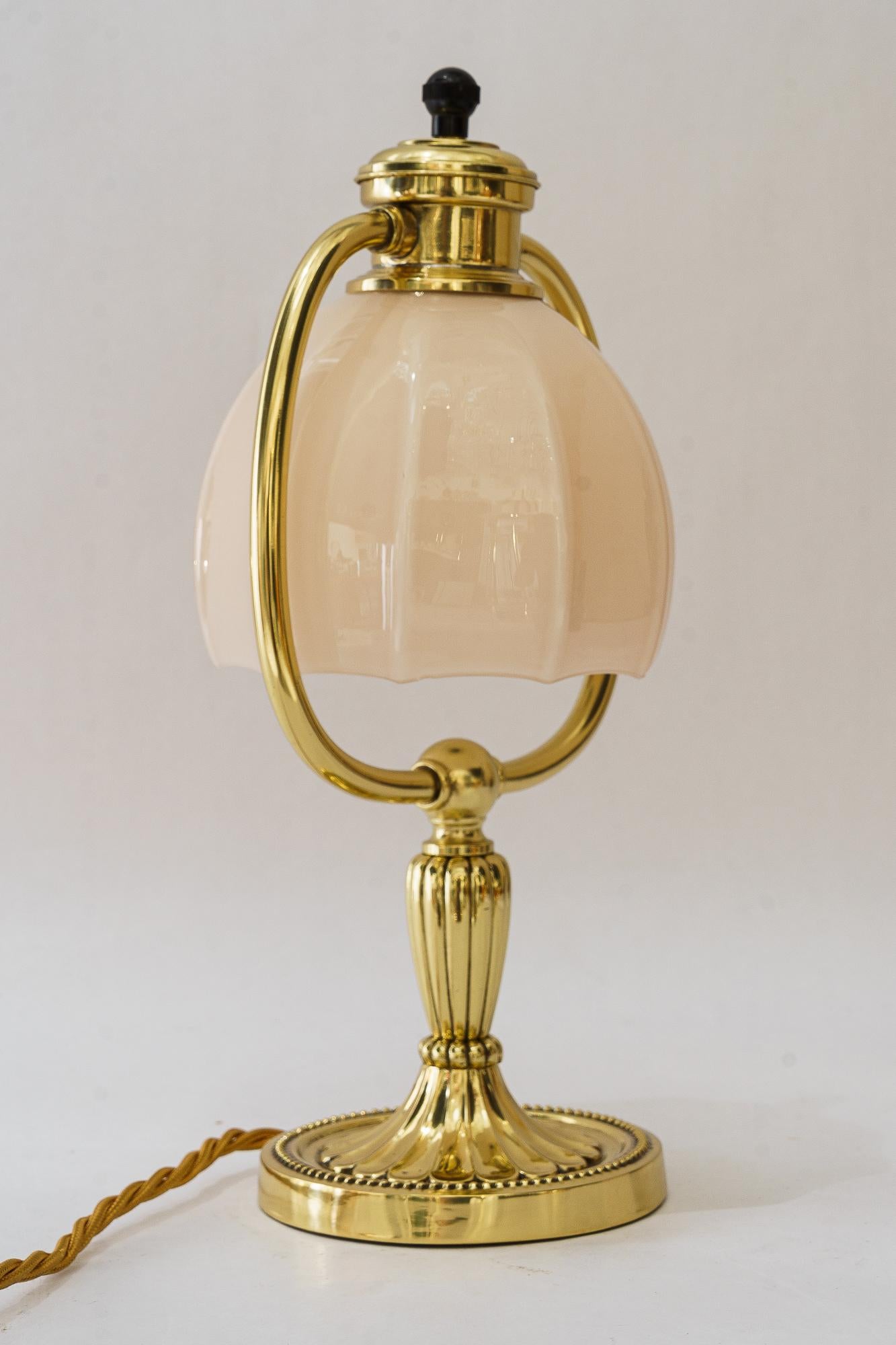Lampada da tavolo girevole Art Deco vienna anni '20 circa
Ottone lucidato e smaltato a fuoco
Paralume originale in vetro opalino
