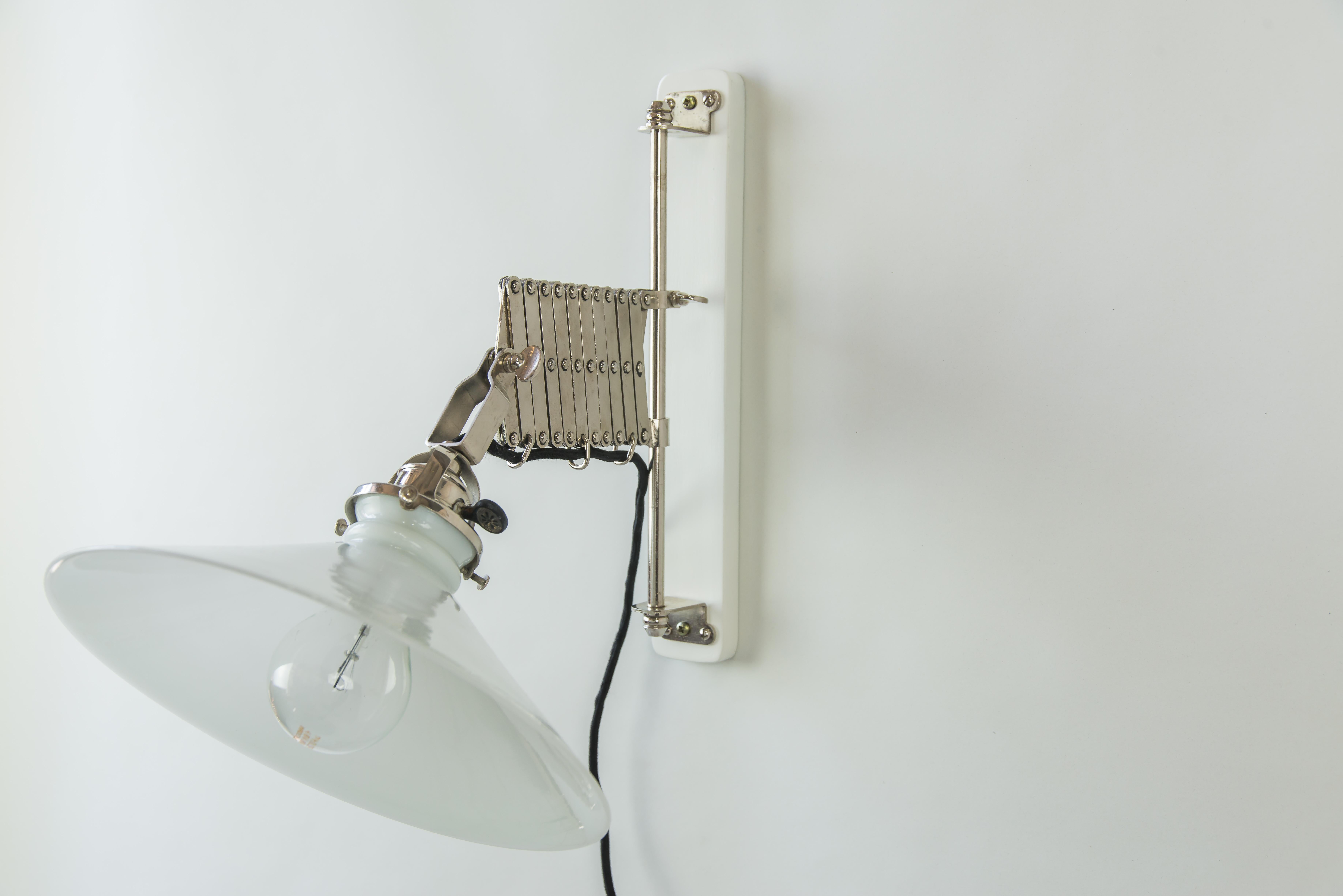Art Deco Swiweling and Extendable Nickel Wall Lamp with Glass Shade, circa 1920s For Sale 2