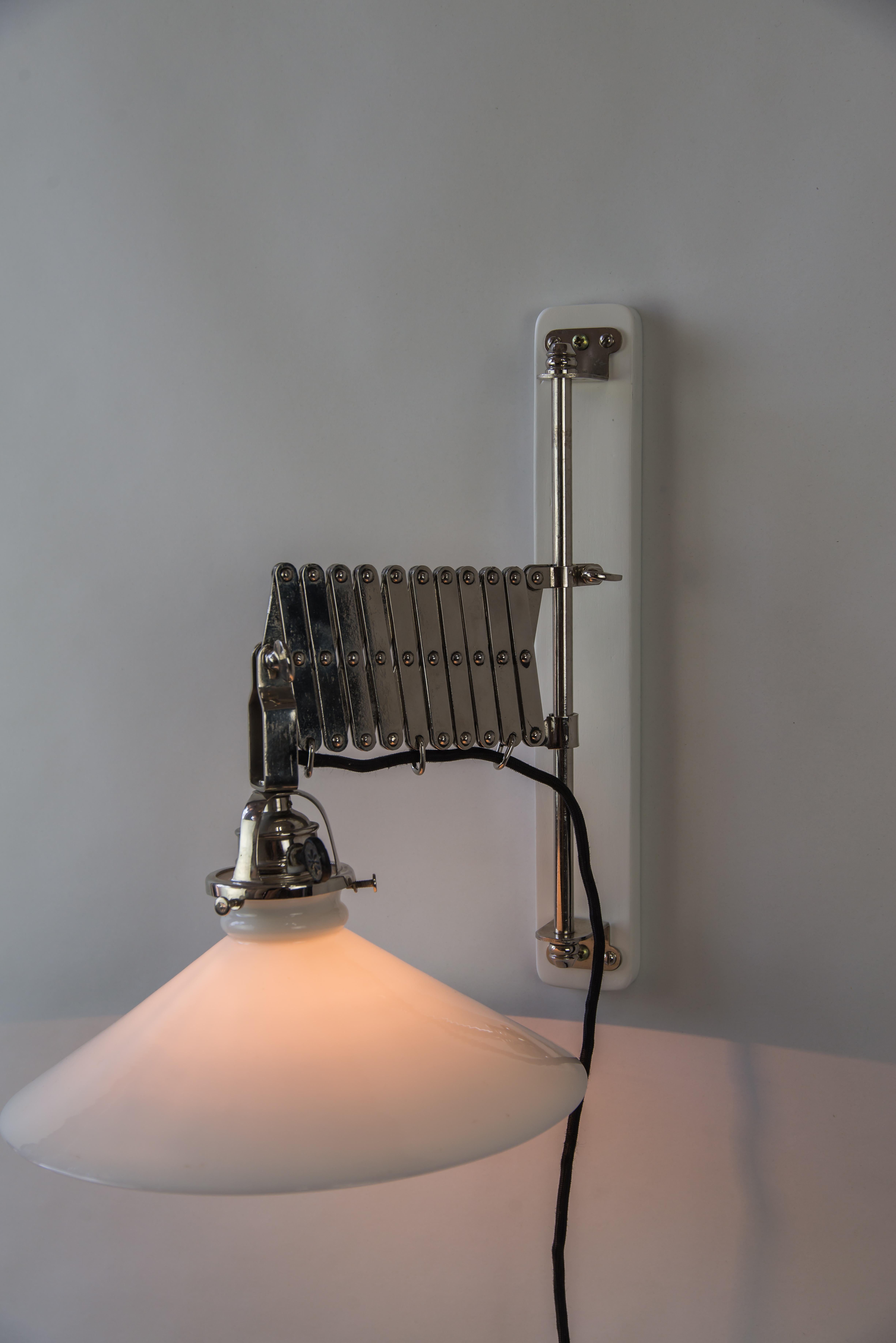 Schwenkbare und ausziehbare Art Deco Wandlampe aus Nickel mit Glasschirm, um 1920 im Angebot 10