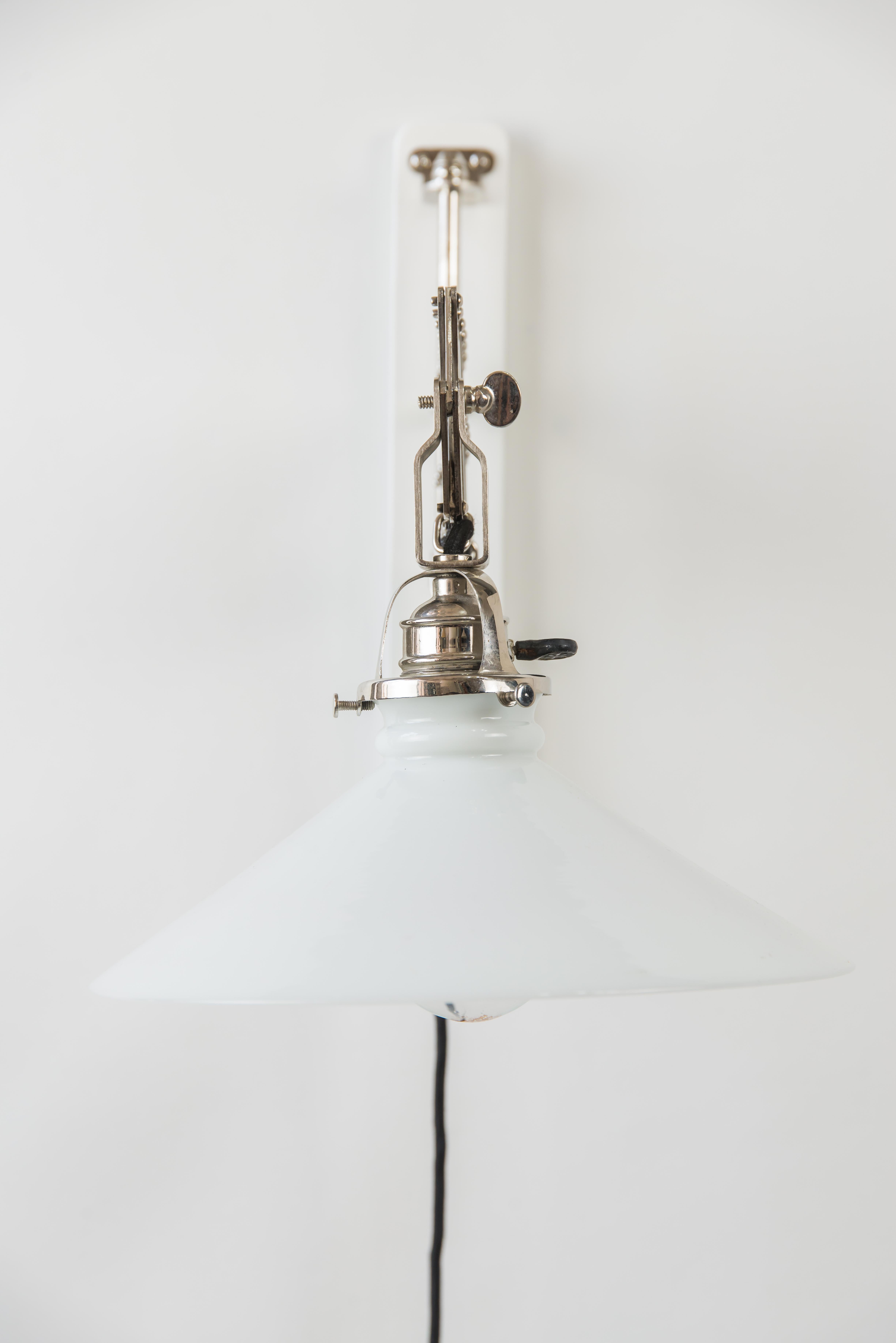 Art Deco swivelling and extendable nickel wall lamp with glass shade, circa 1920s
Original condition
Extendable from 31cm up to 75cm.