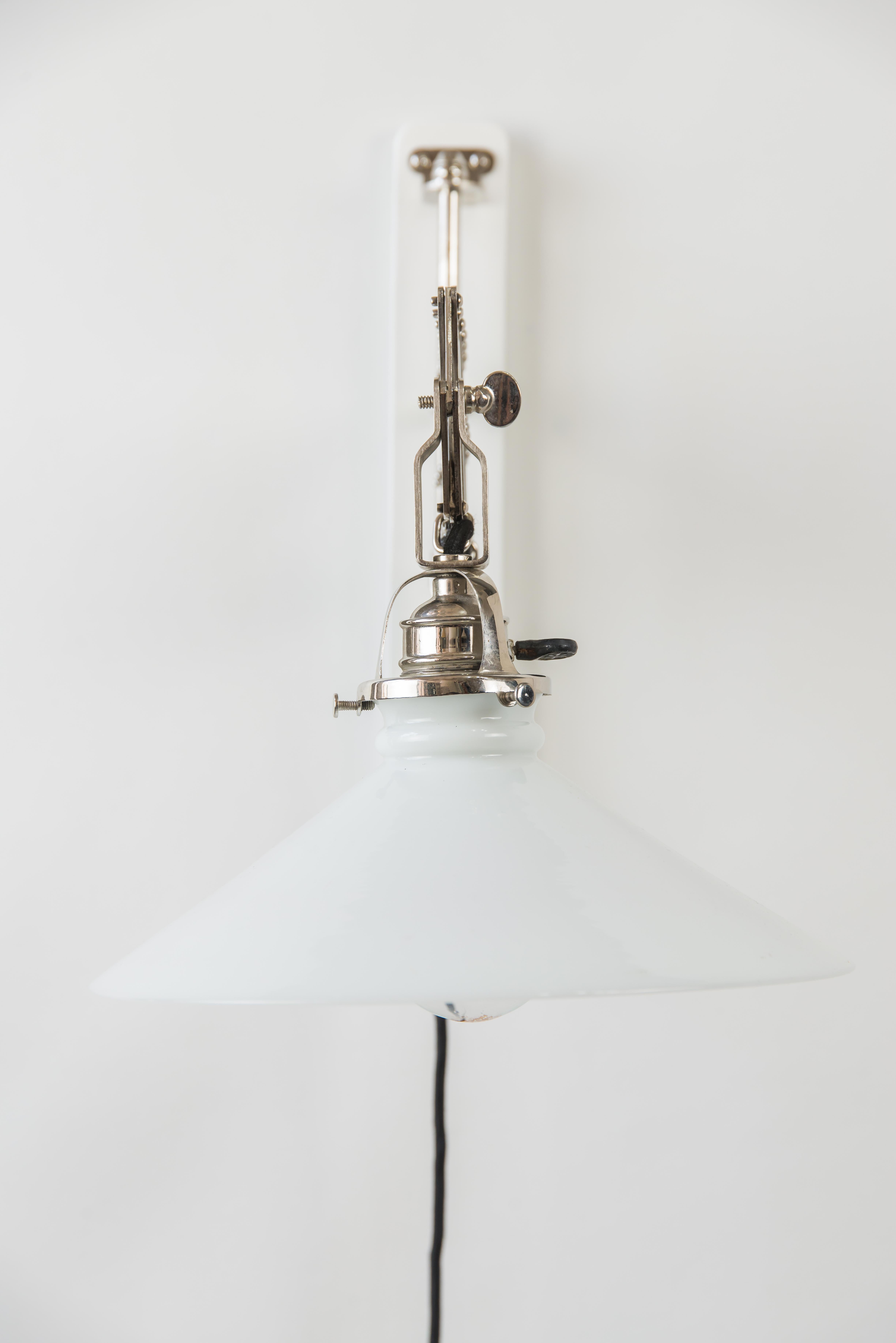 Art Deco schwenkbare und ausziehbare Wandlampe aus Nickel mit Glasschirm, um 1920er Jahre
Ursprünglicher Zustand
Ausziehbar von 31cm bis zu 75cm.
