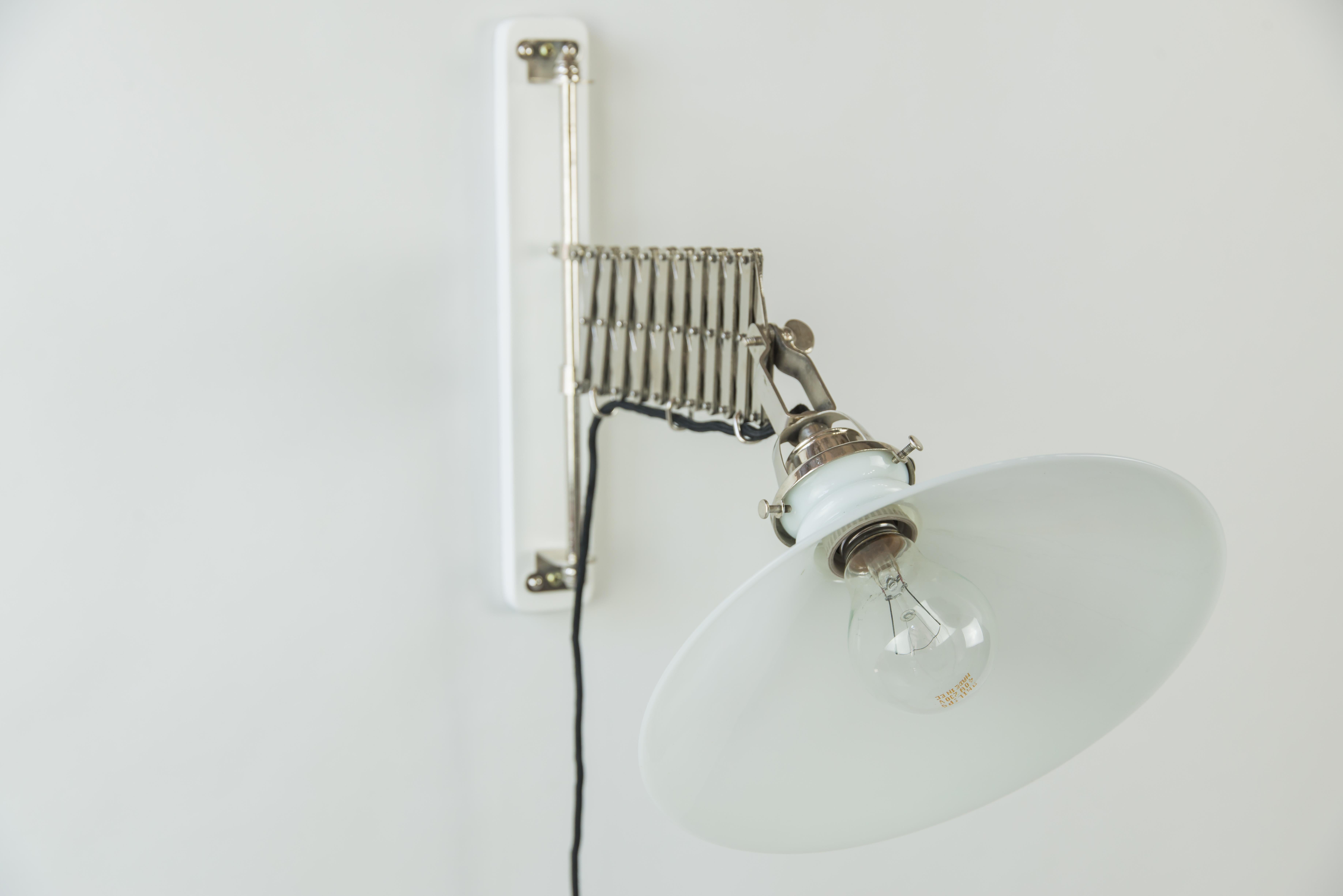 Schwenkbare und ausziehbare Art Deco Wandlampe aus Nickel mit Glasschirm, um 1920 (Frühes 20. Jahrhundert) im Angebot