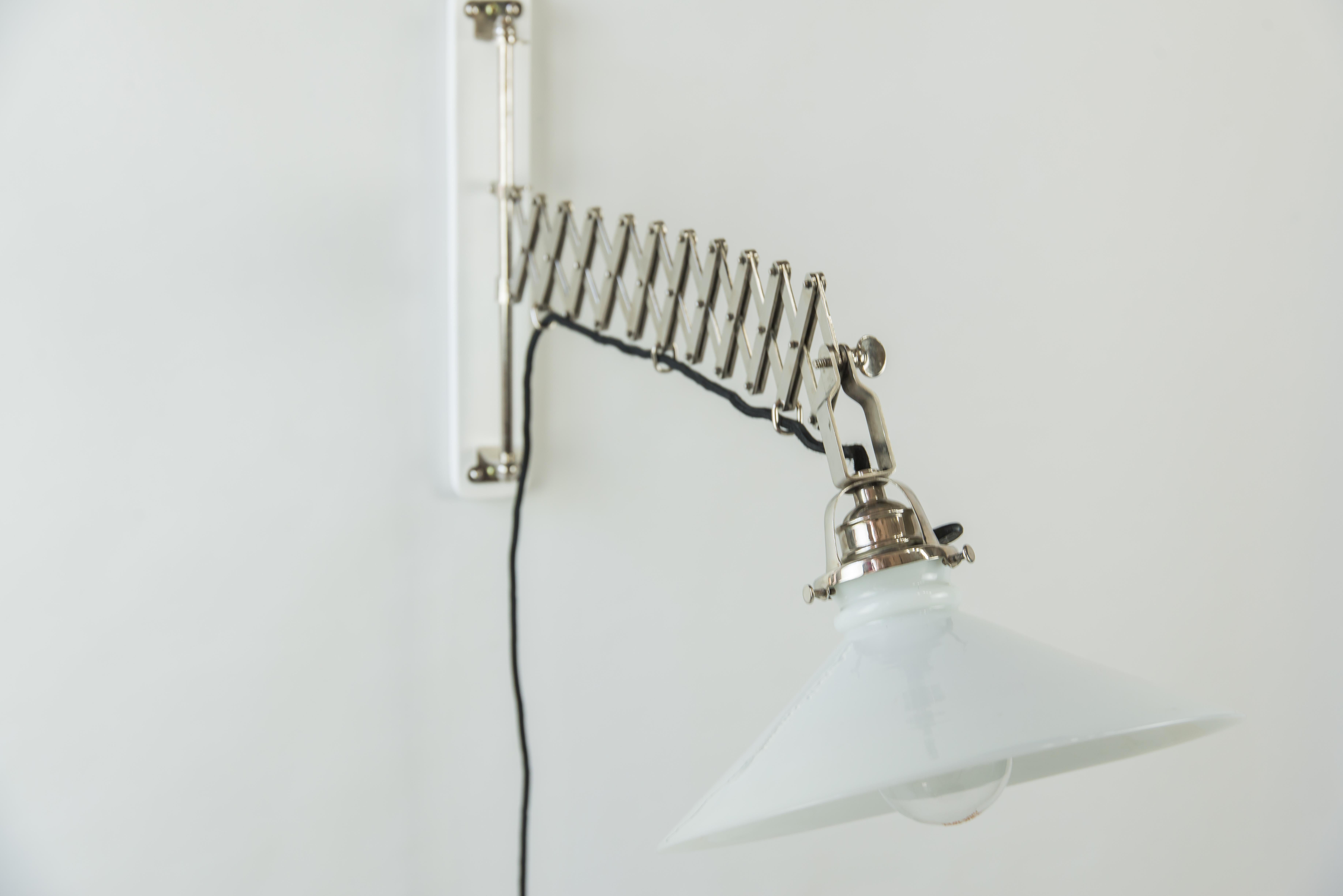 Schwenkbare und ausziehbare Art Deco Wandlampe aus Nickel mit Glasschirm, um 1920 im Angebot 1
