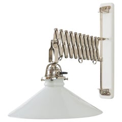 Lámpara de pared Art Decó giratoria y extensible de níquel con pantalla de cristal, circa años 20