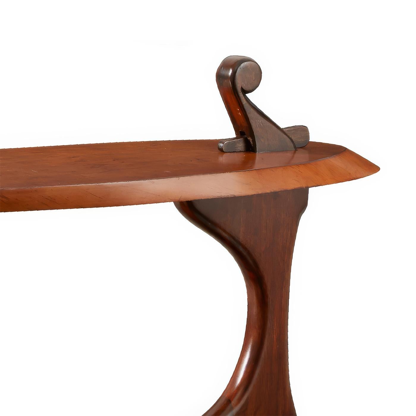 Sophistication épurée du design des années 1930 grâce à sa construction dynamique à deux niveaux. Le bois de sycomore présente un motif de grain lustré qui met en valeur la forme sculpturale de la table, tandis que la forme en porte-à-faux