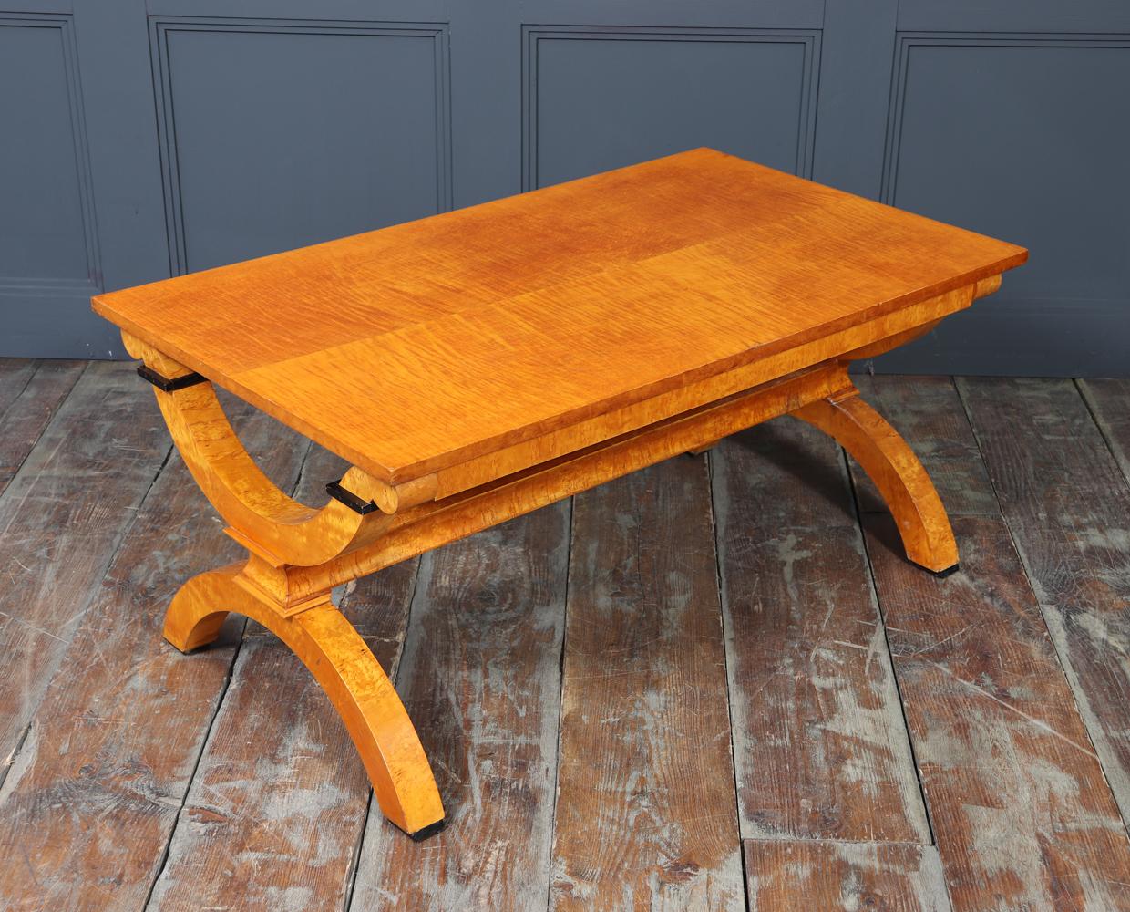 Table basse art déco en sycomore et bouleau de Carélie 5