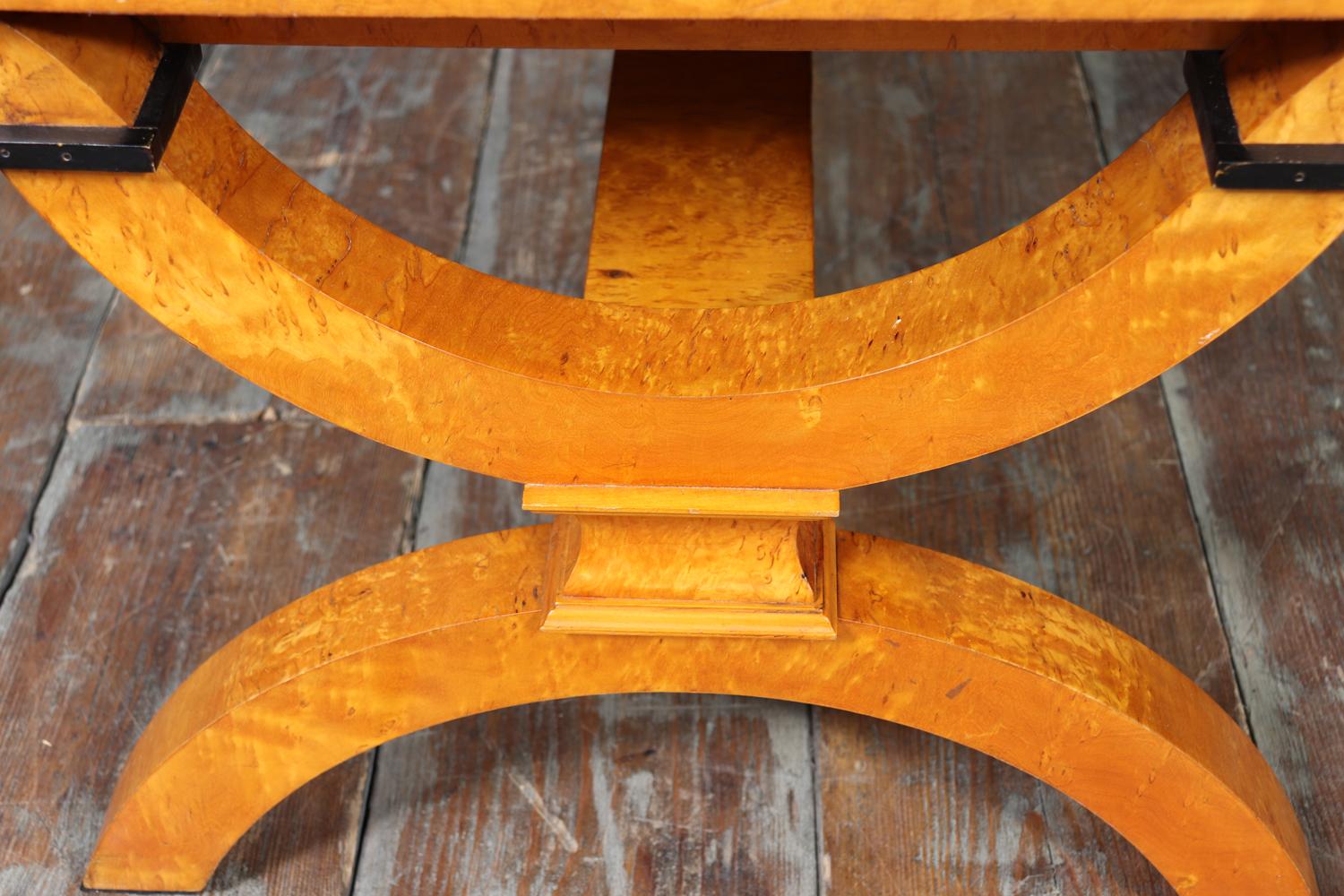 Table basse art déco en sycomore et bouleau de Carélie 7